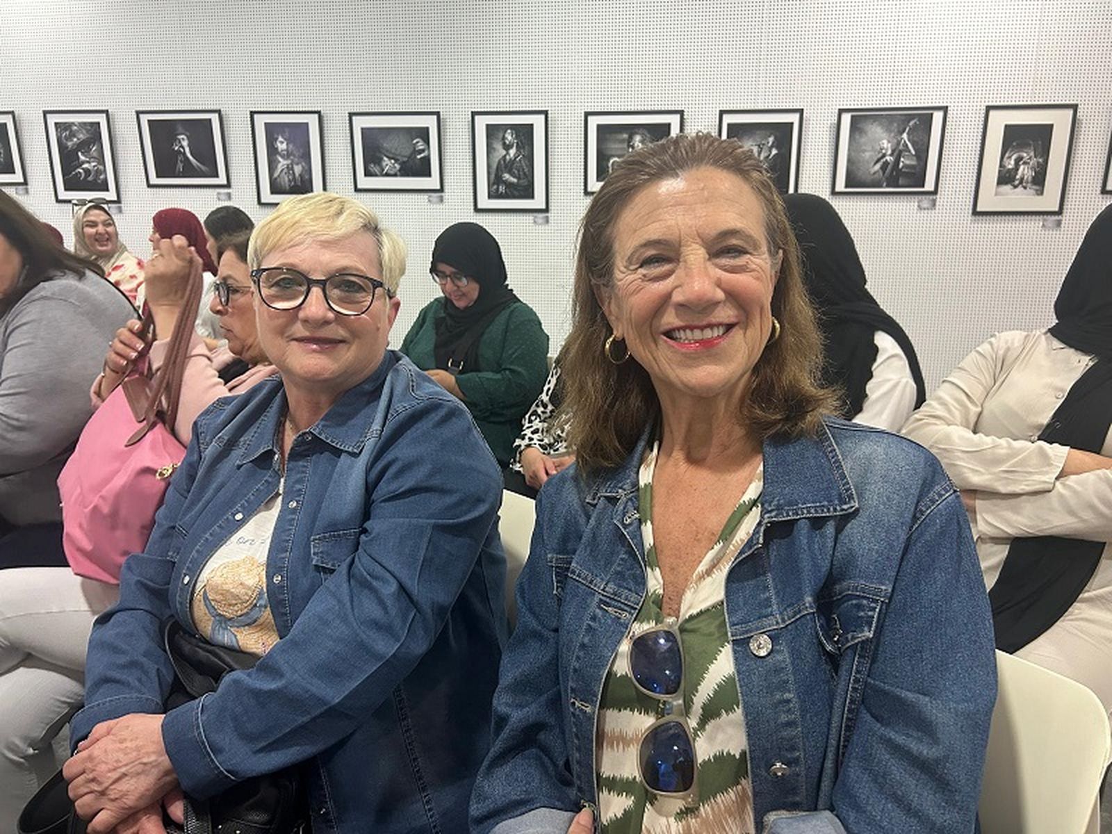 Mari Carmen y Toñi -de derecha a izquierda- son dos usuarias del Centro de Mayores del IMSERSO que acudieron a las jornadas del Orgullo. / FOTO G.S.