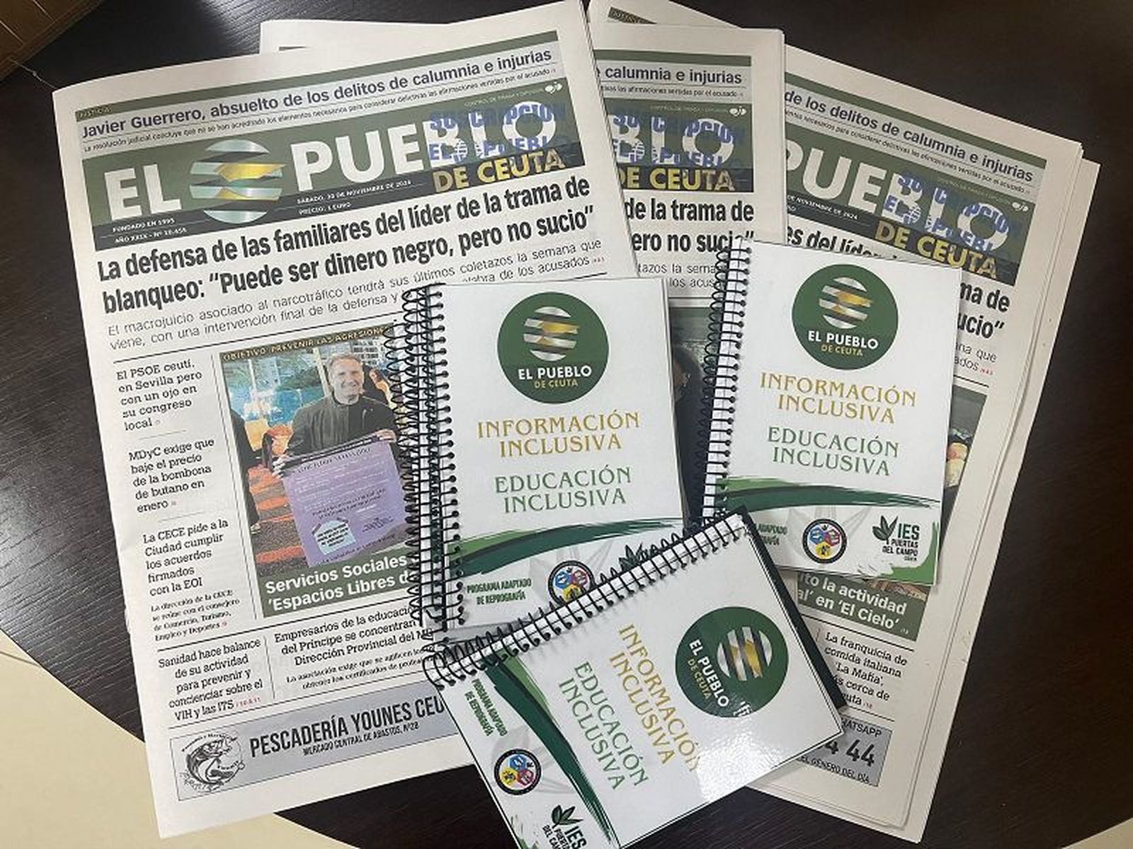 Libretas realizadas por los alumnos del IES Puertas del Campo que regalaron a los periodistas de El Pueblo de Ceuta./FOTO J.A.G.