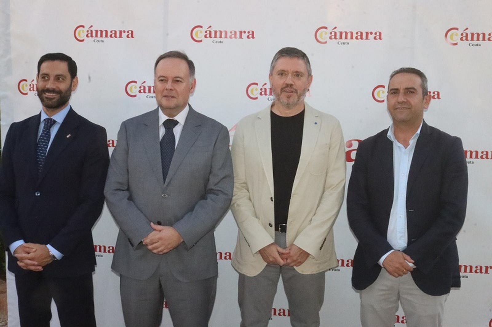 Así fue la imposición de la Medalla de Oro de la Cámara de Comercio a Juan Bravo. / FOTO REDUAN