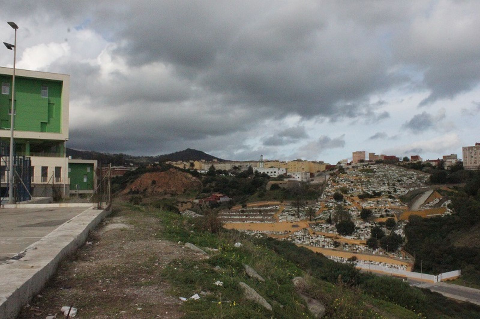 El cementerio de Sidi Embarek, frente al barranco donde fue encontrado el cuerpo. / FOTO S.C.