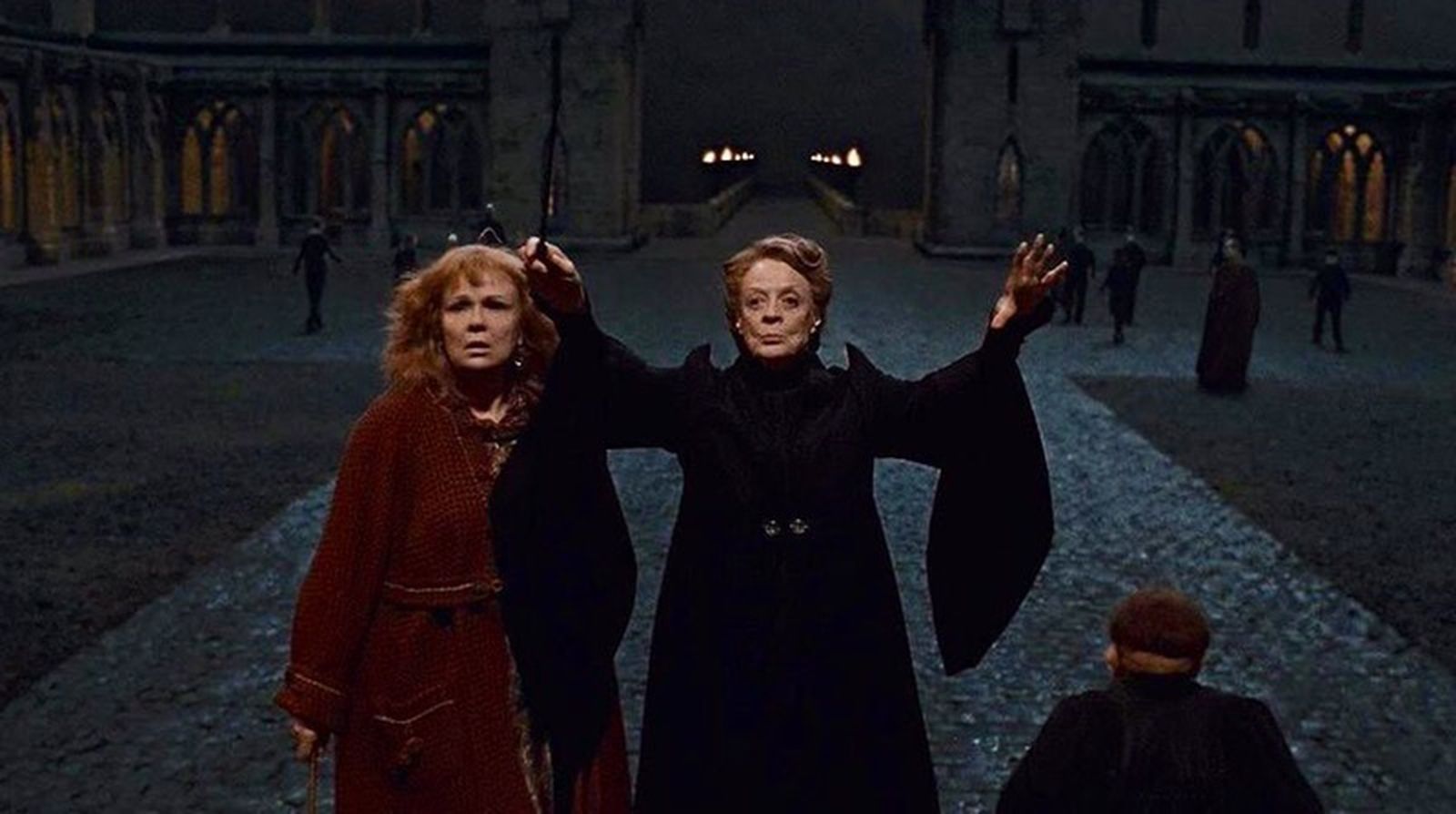 La profesora McGonagall en la última entrega, durante la invocación del 'Piertotum Locomotor' / ARCHIVO