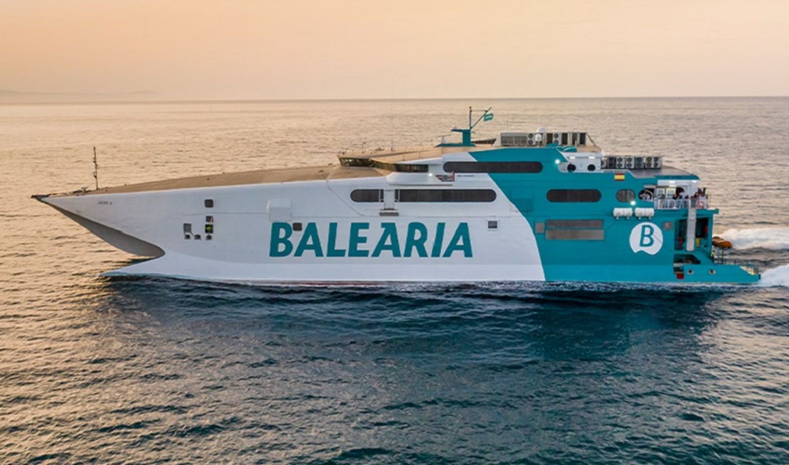 Un barco de Balearia. / FOTO EL PUEBLO