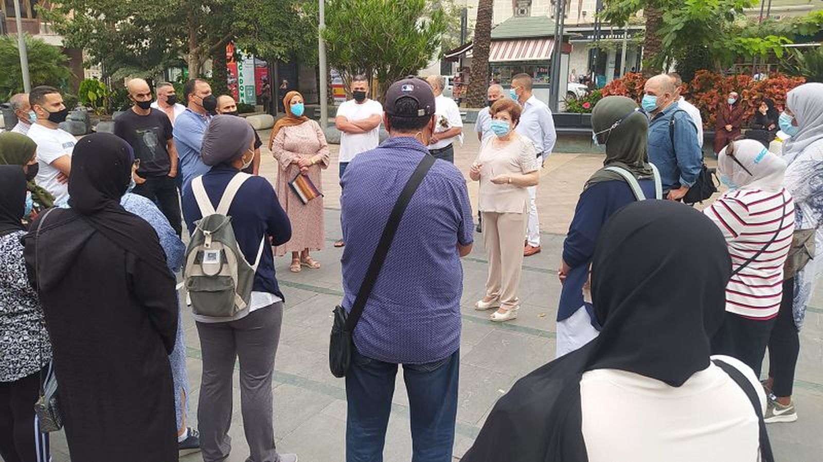 La delegada, Salvadora Mateos, hablando con los transfronterizos. / FOTO REDUAN