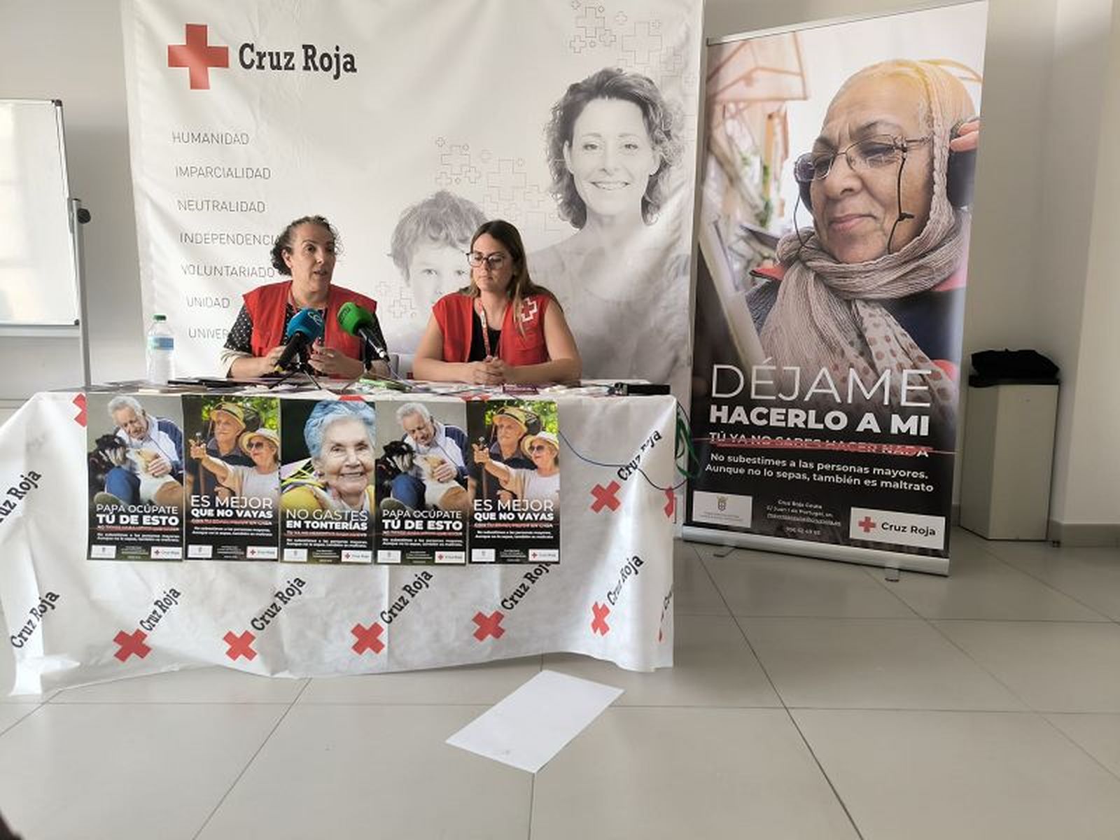 La directora de Inclusión Social de Cruz Roja Ceuta, Rabea Mohamed (izrda.) y la técnico del programa para personas mayores, Ana de Torres./ FOTO NICOL'S