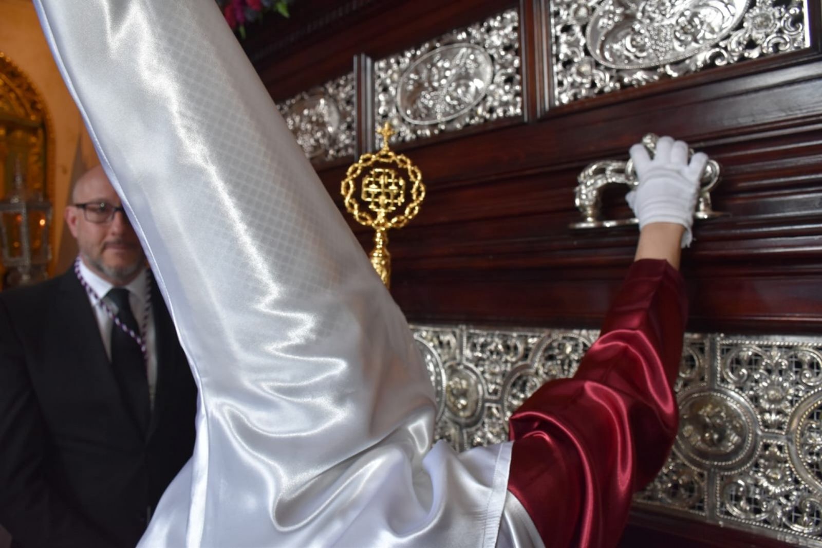 Viernes Santo para la historia: La Expiración, sin ruedas y a costaleros. / FOTO NICOL'S