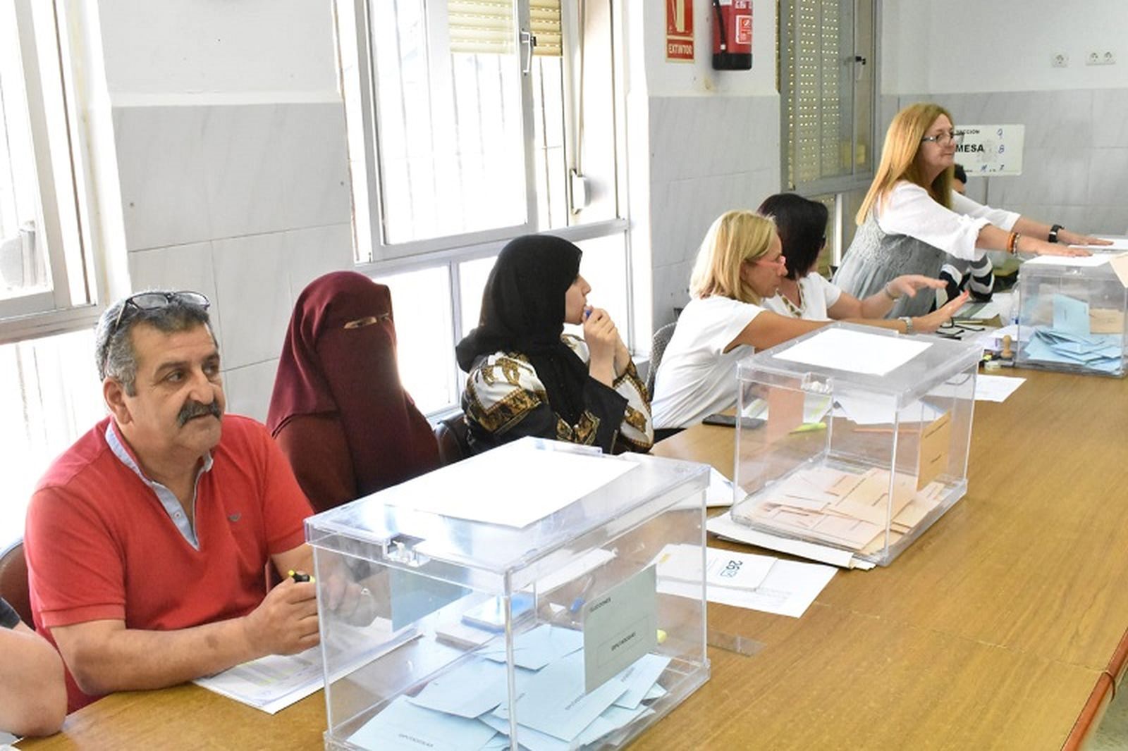 6201_8986_web-presidenta-mesa-electoral-con-burka