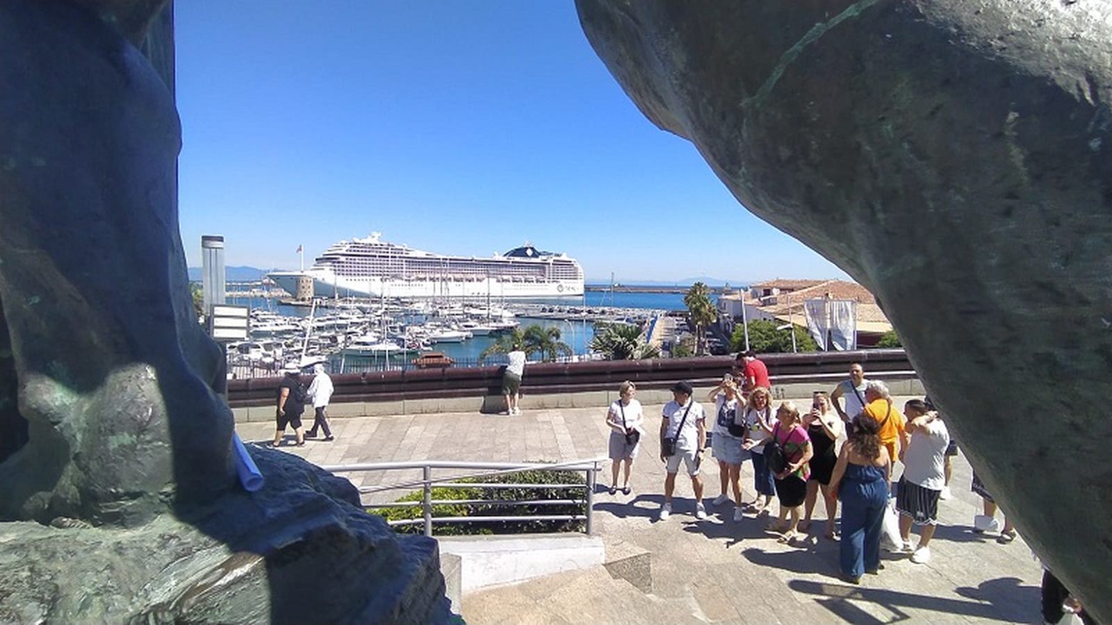 Turistas, junto al Monumento a Hércules/FOTO EL PUEBLO