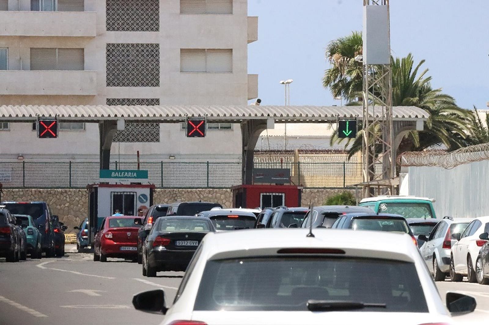 Grandes colas en el Puerto debido a la mala gestión de Armas este jueves. / FOTO REDUAN