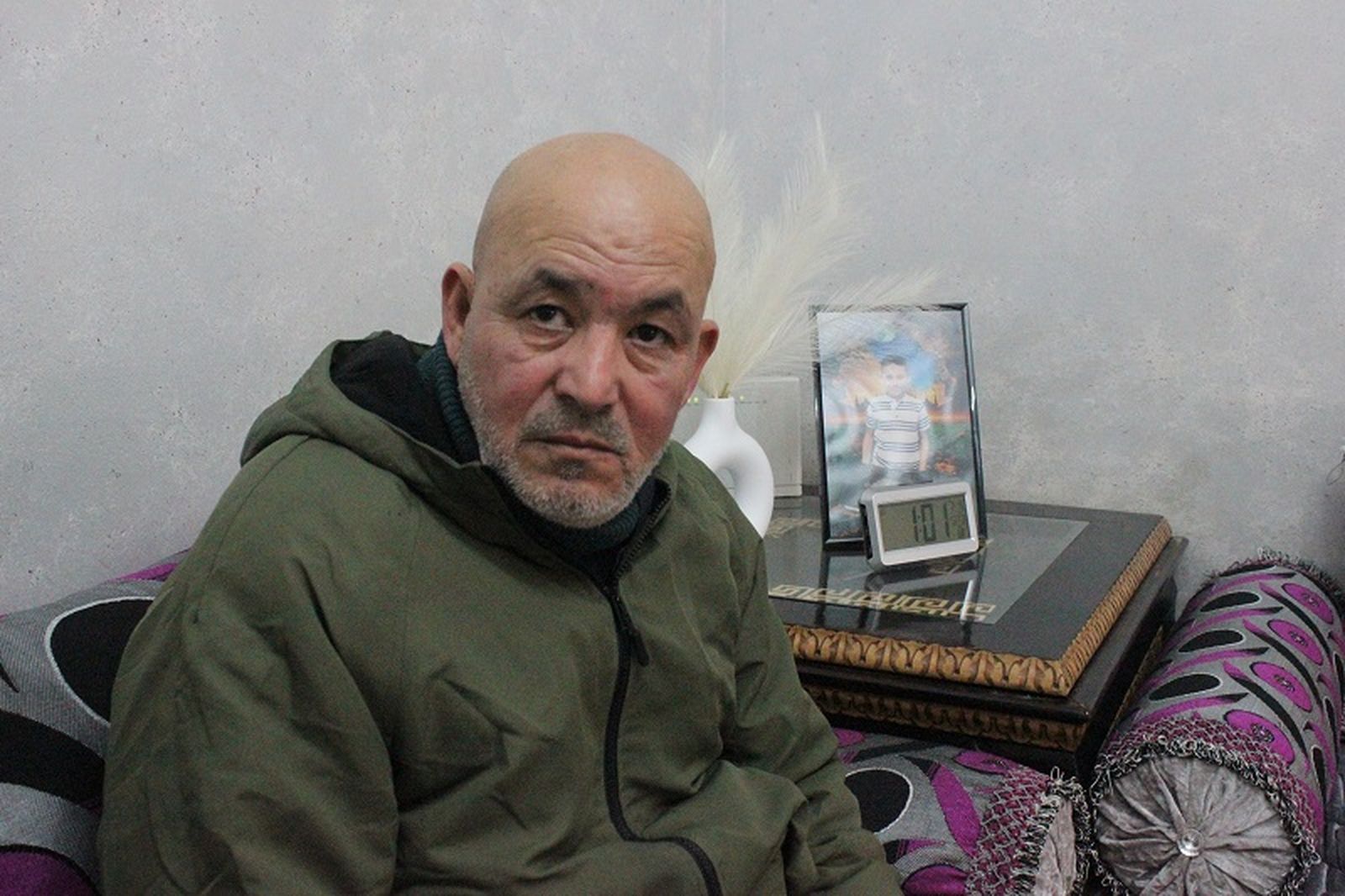 Abdelmalik Abdeselam con el cuadro de su hijo Mohamed. / FOTO S.C.