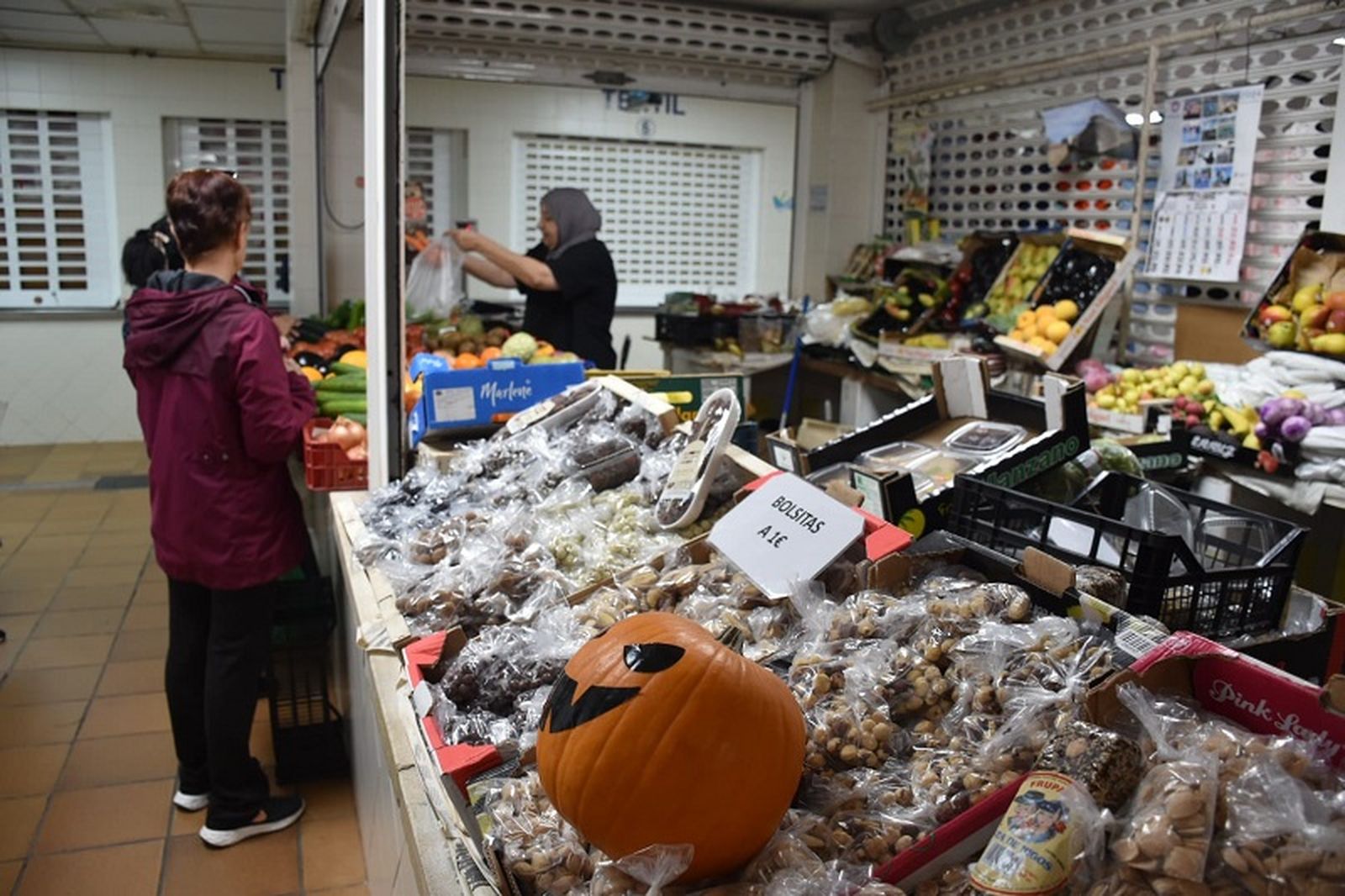Puesto de frutas en el mercado de Hadú, también con disponibilidad de frutos secos para el Día de la Mochila. / FOTO NICOLS
