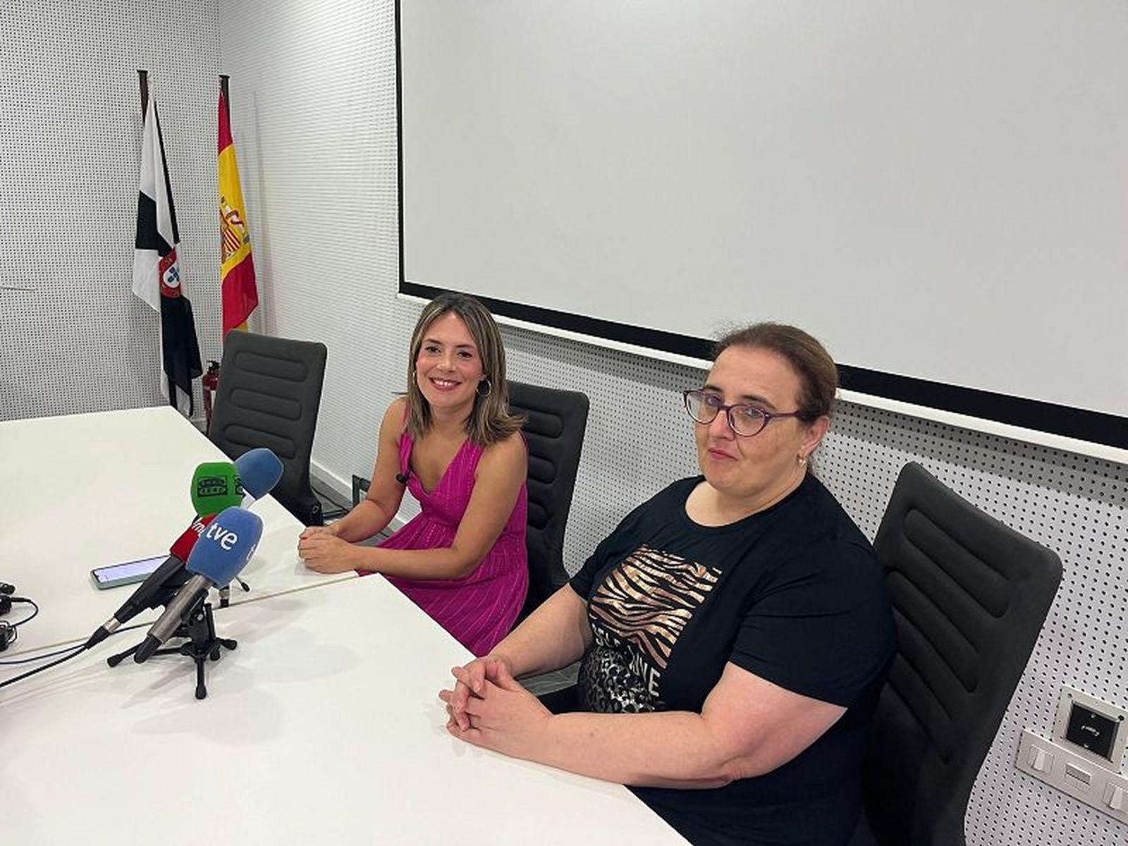 La consejera de Juventud, Pilar Orozco (izda.) junto a la técnico de juventud, Eva Rodríguez./ FOTO J.A.G.