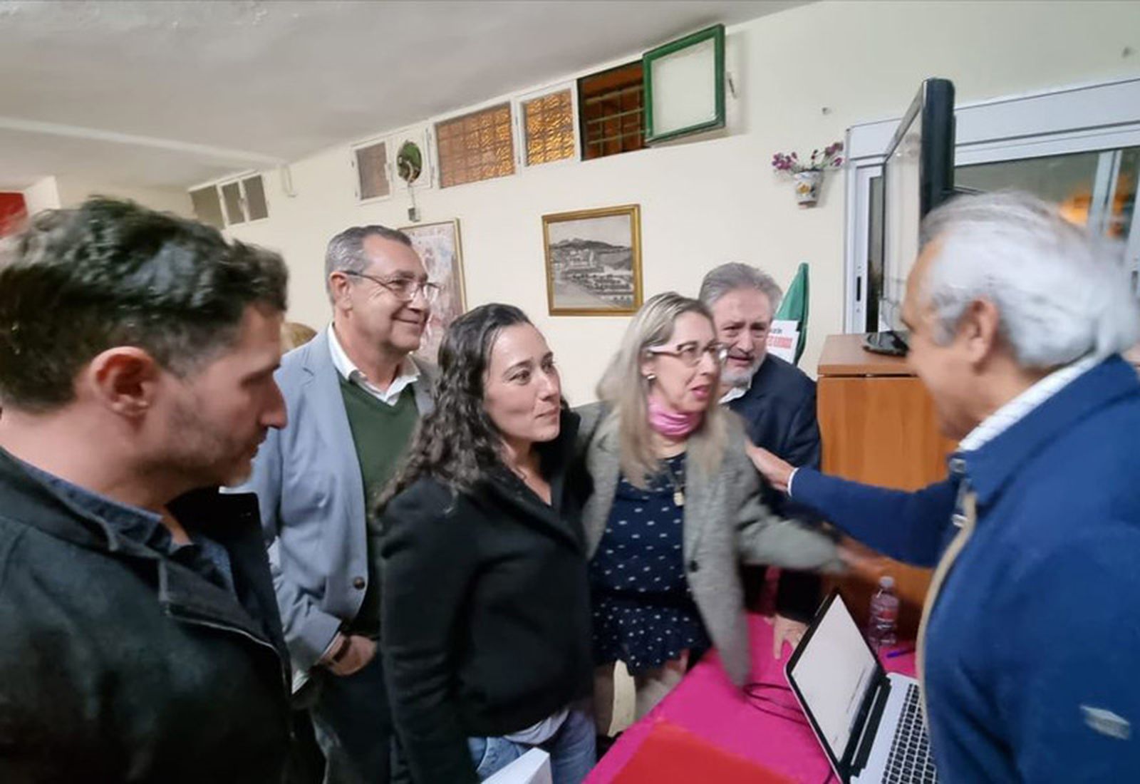 1021_paco-sanchez-montoya-saludando-a-la-candidata-del-psoe