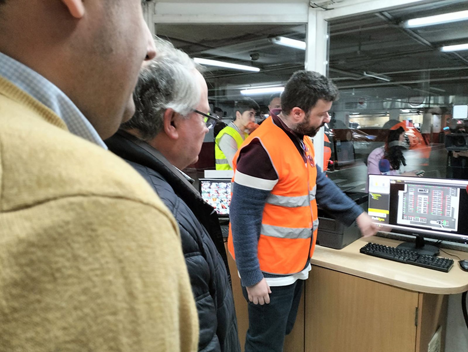 Ramírez y Fernández atienden a las explicaciones de un técnico/FOTO EL PUEBLO