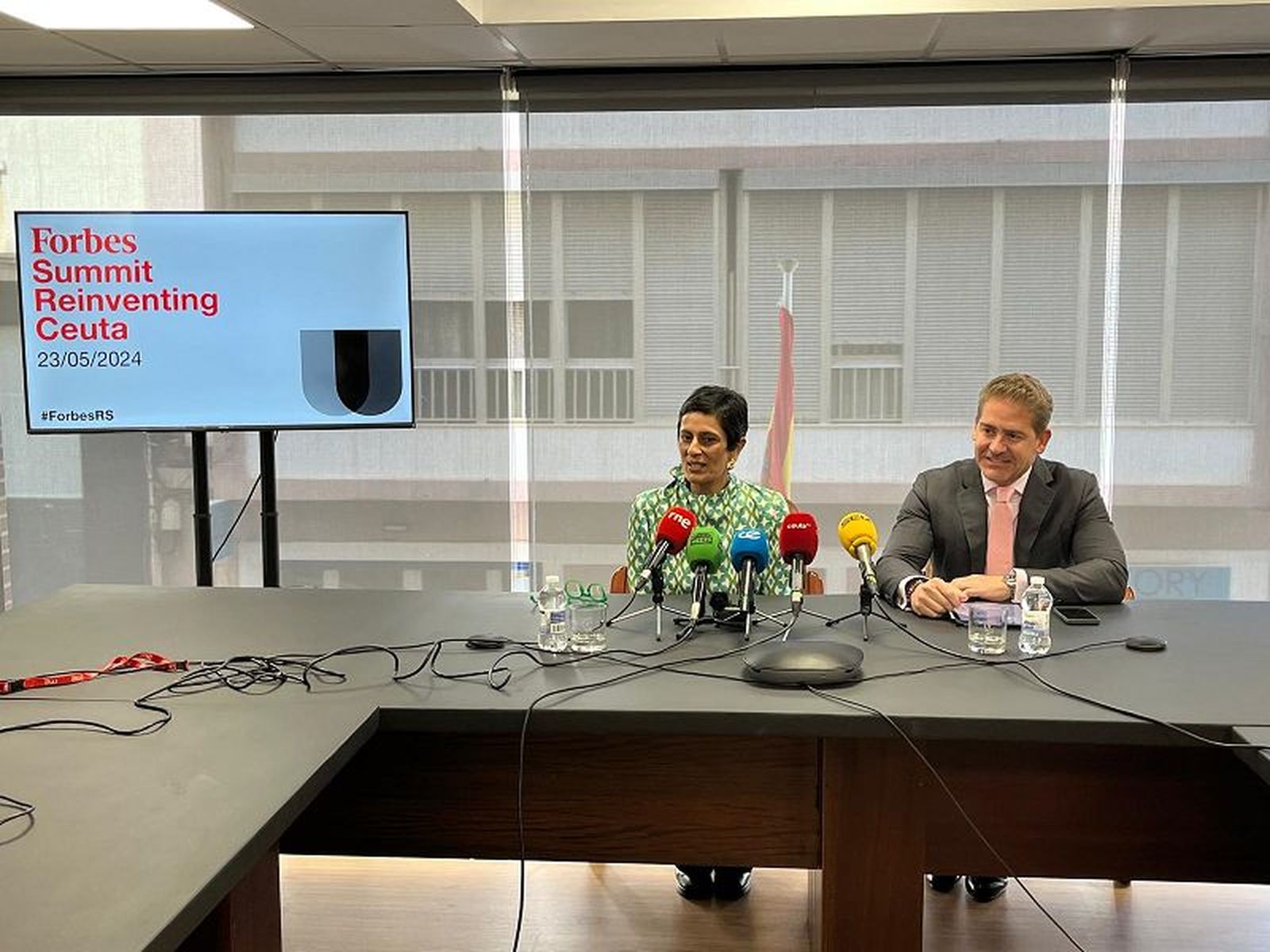 La consejera de Hacienda, Kissy Chandiramani, junto al presidente de la Cámara de Comercio, Karim Bulaix, durante la presentación del evento este lunes./ FOTO J.A.G.