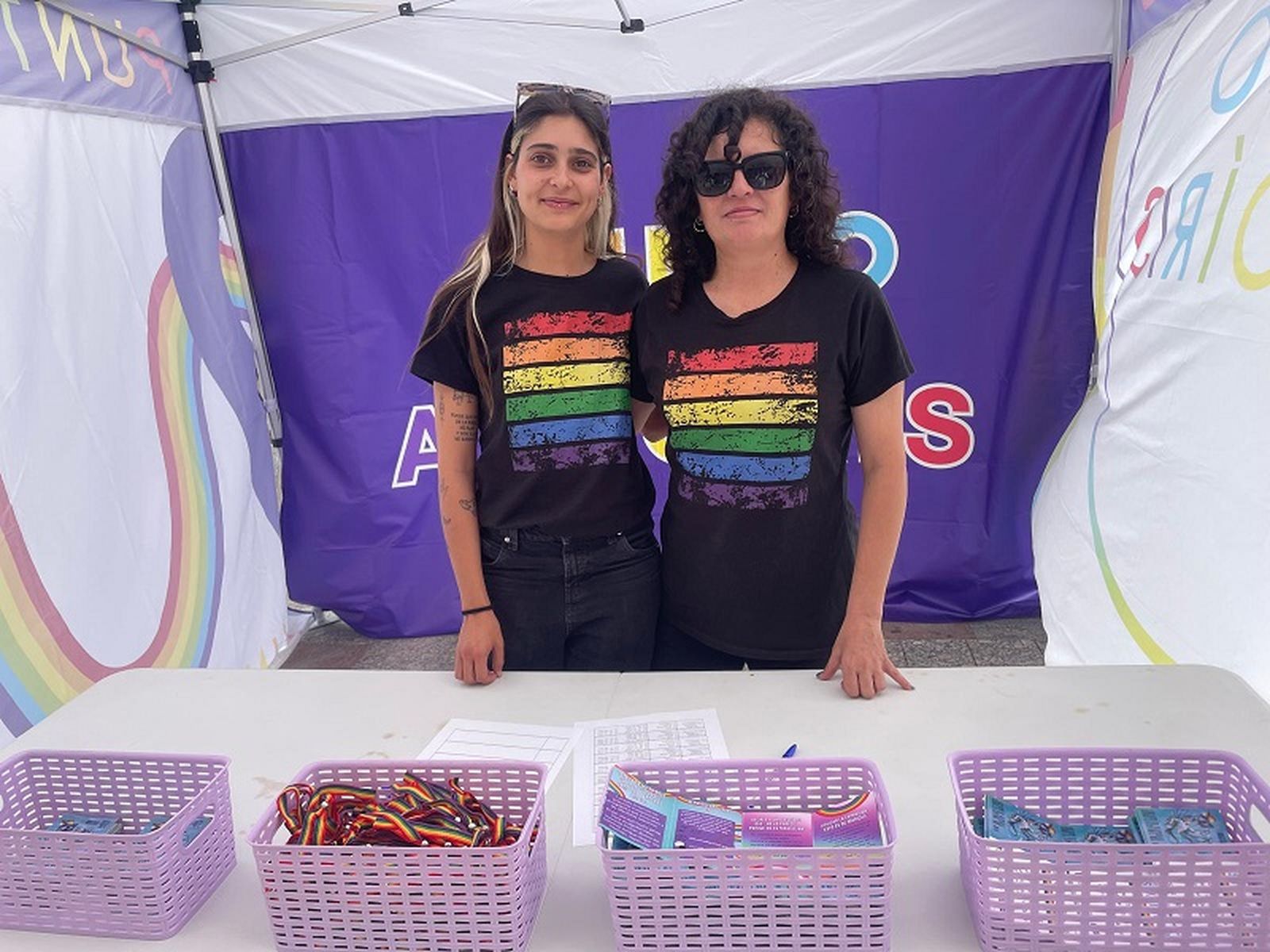 Las agentes de Igualdad del punto arcoíris María Redondo y Julia Guerrero. / FOTO REDUAN
