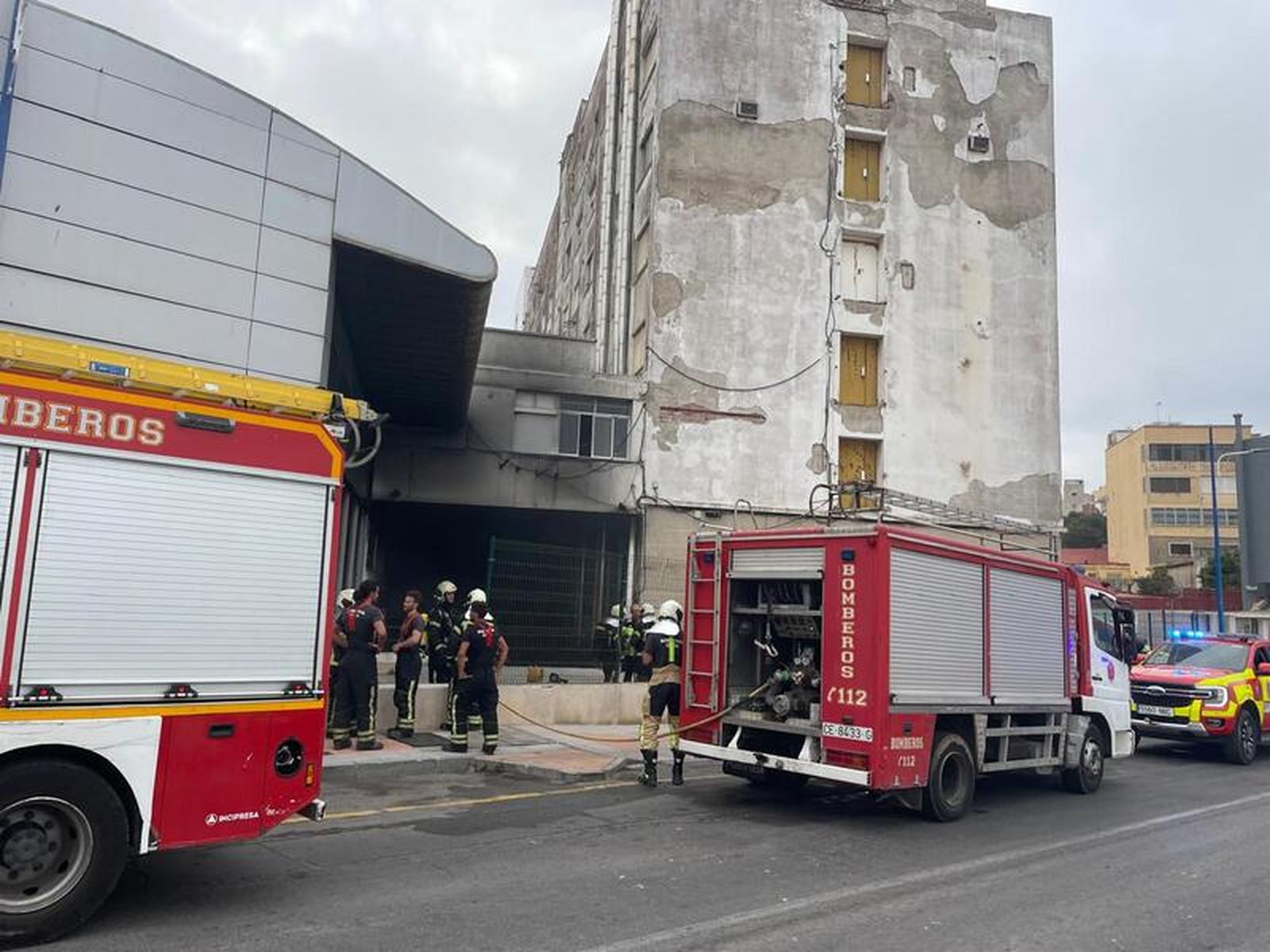 8125_bomberos-ceuta-incendio-cruz-roja-hospital-19