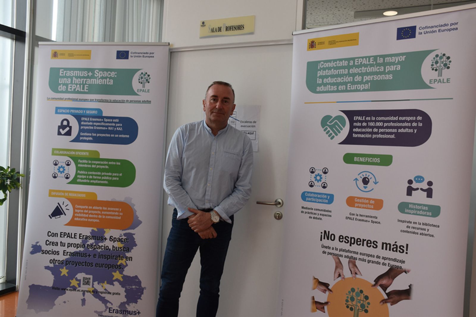 El profesor del CEPA Edrissis, Jesús Canca, posa en el centro educativo. / FOTO G.S.