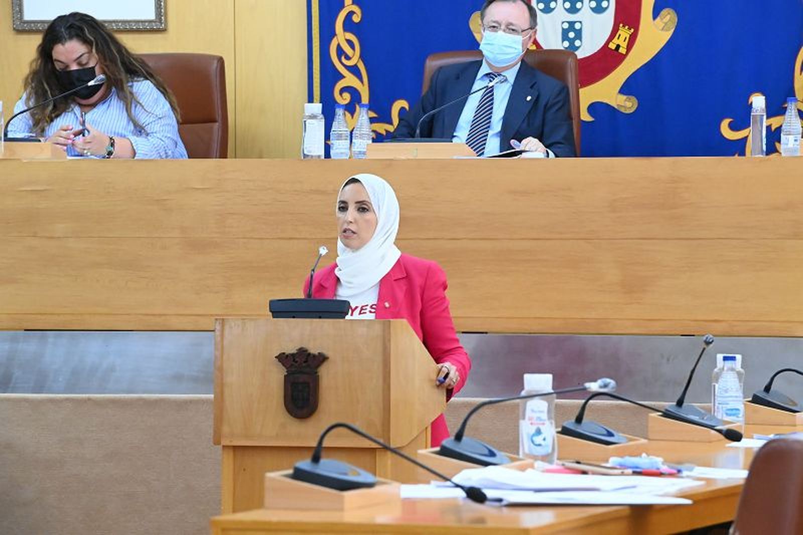 Fatima Hamed (MDyC), presentando la propuesta para declarar non grato a Abascal en Ceuta. / FOTO C.A.C.