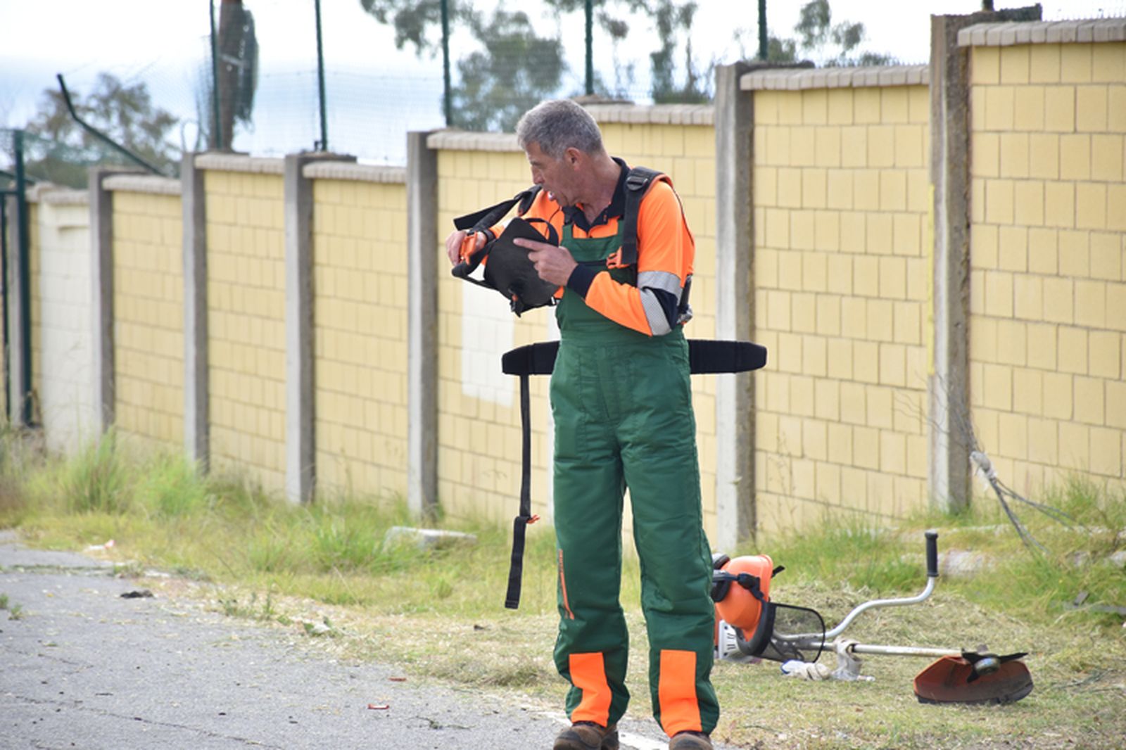 Un trabajador de las Brigadas Verdes preparándose antes de comenzar los trabajos de desbroce. / FOTO NICOL’S