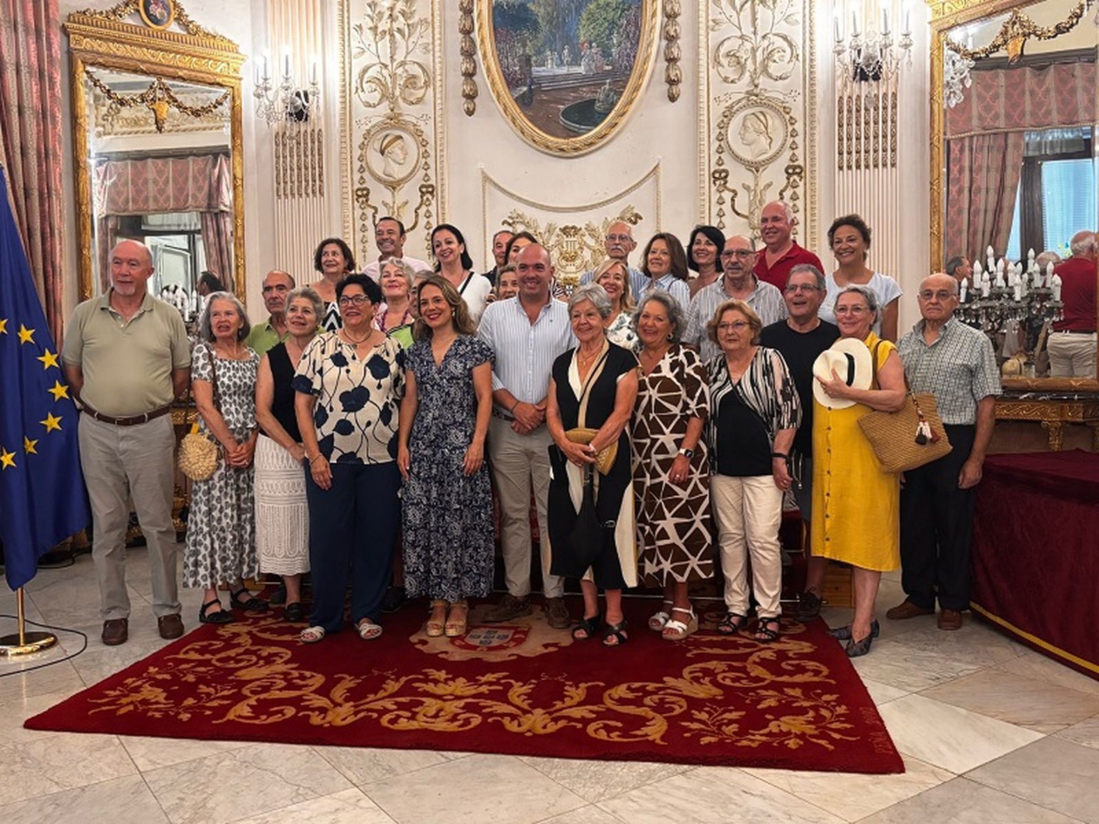 Miembros de la Casa de Ceuta en Sevilla junto a la consejera de Cultura, Pilar Orozco. / FOTO CAC
