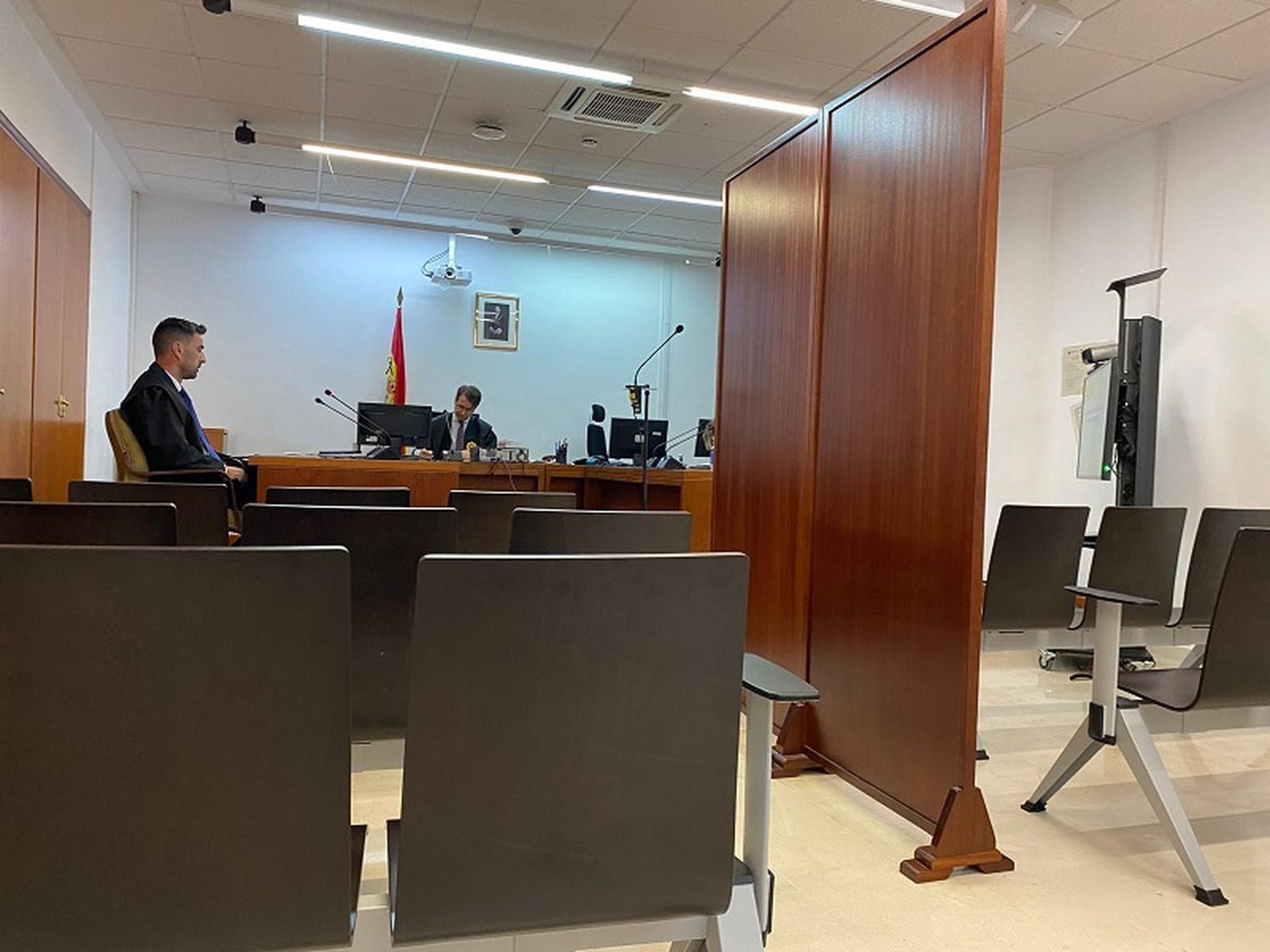 Biombo en la sala de vistas del Juzgado de lo Penal. / FOTO S.C.