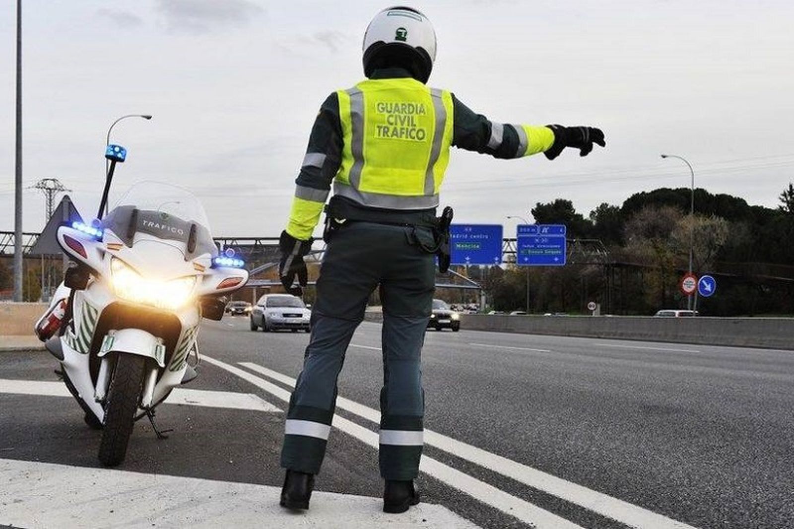 Un Guardia Civil parando vehículos en la autopista en una imagen de archivo. / FOTO EL PUEBLO