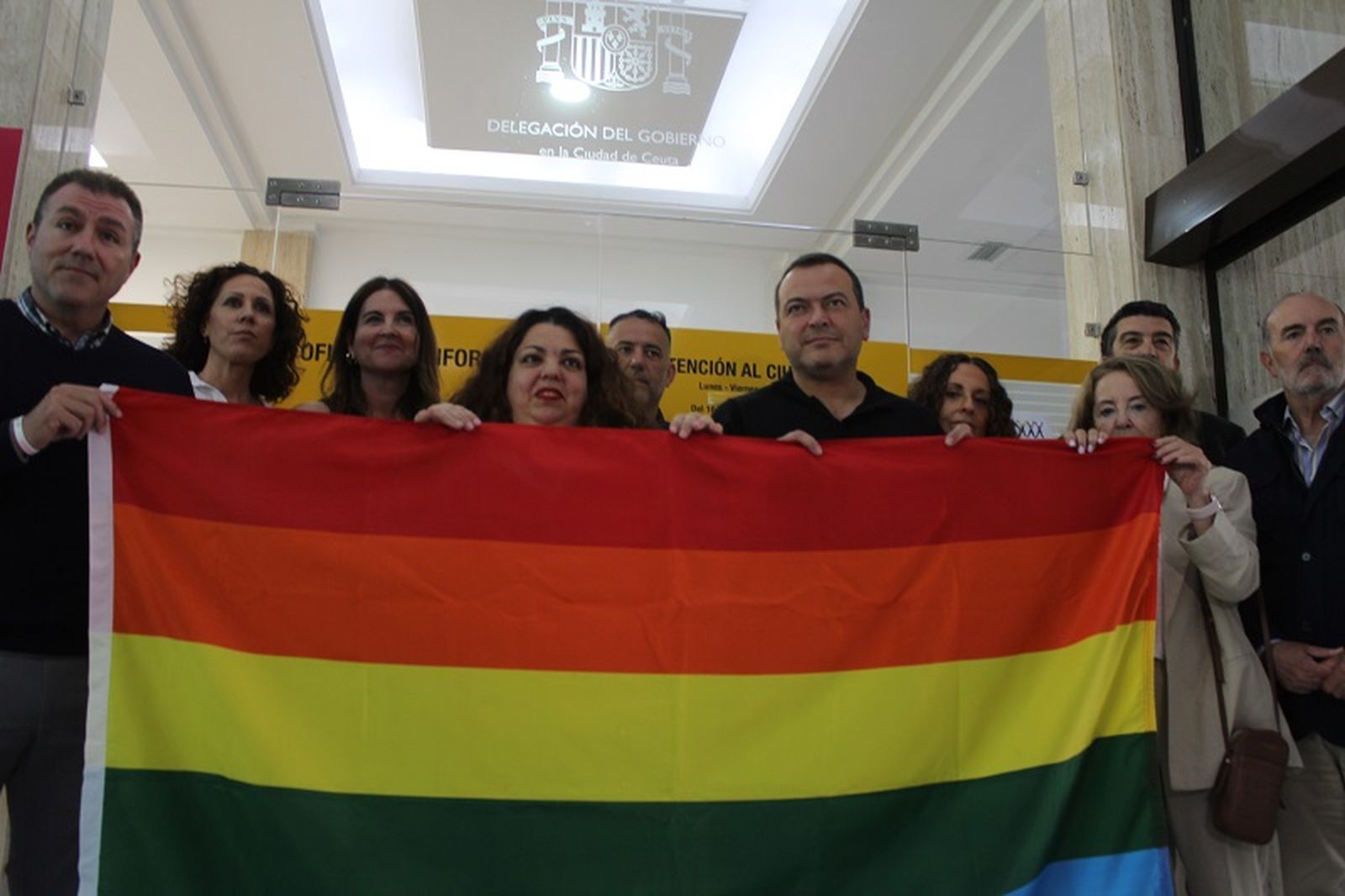Delegación posa con la bandera del colectivo. / FOTO S.C.