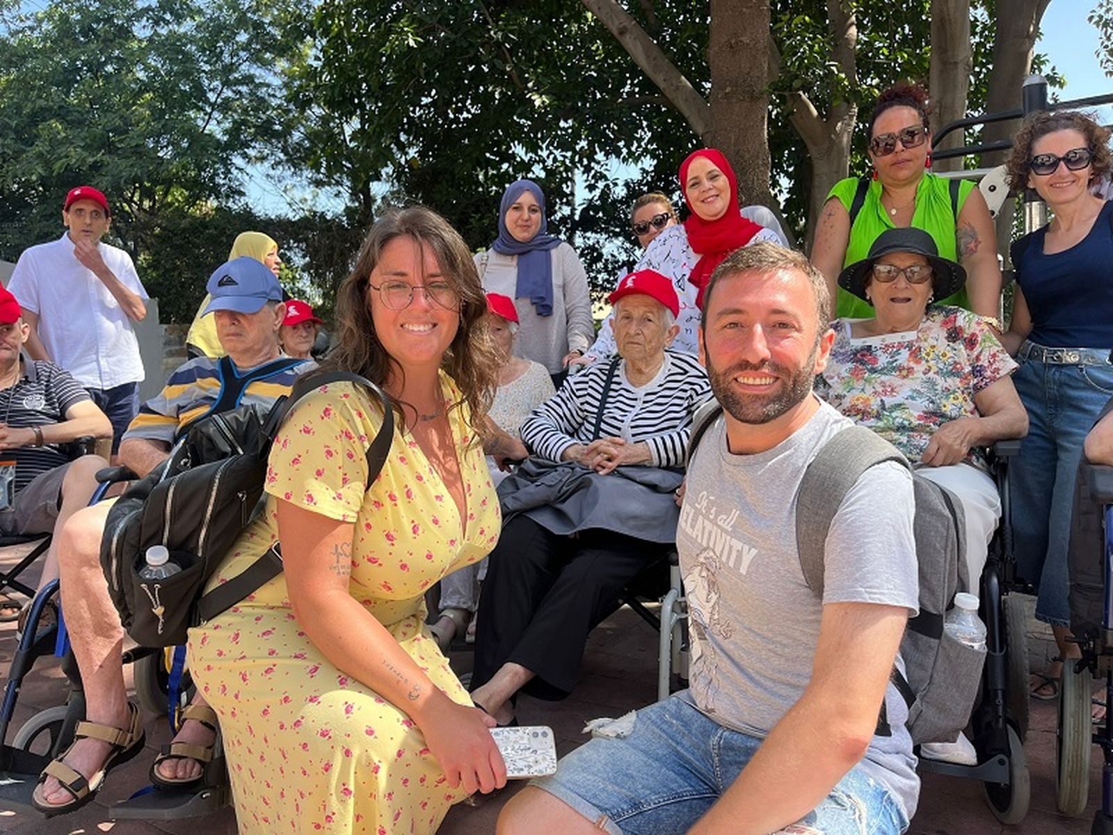 De Aro y Muñoz con alumnas y usuarios./ FOTO C.L.