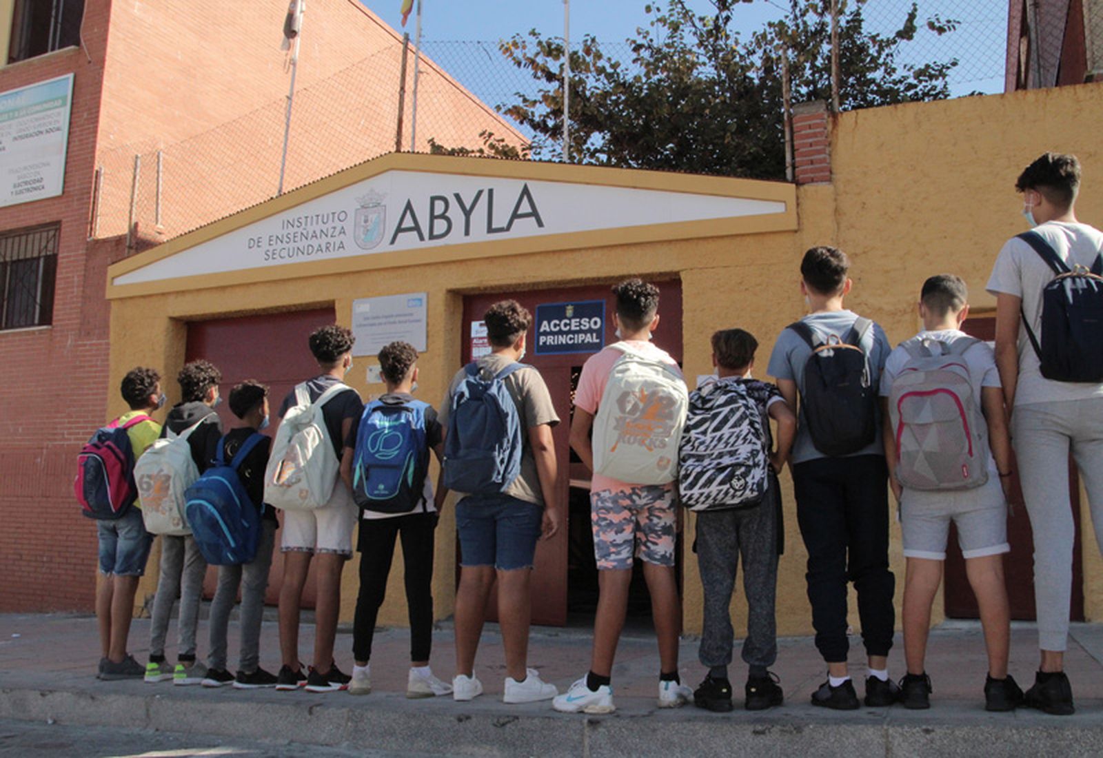 Menores migrantes escolarizados ante el instituto Abyla/FOTO ELPUEBLO