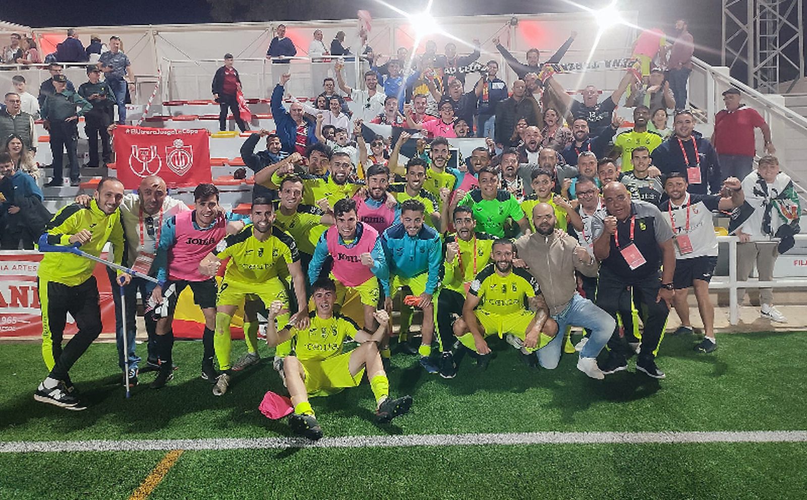 Los jugadores celebran la victoria junto a sus aficionados. / FOTO AD CEUTA FC