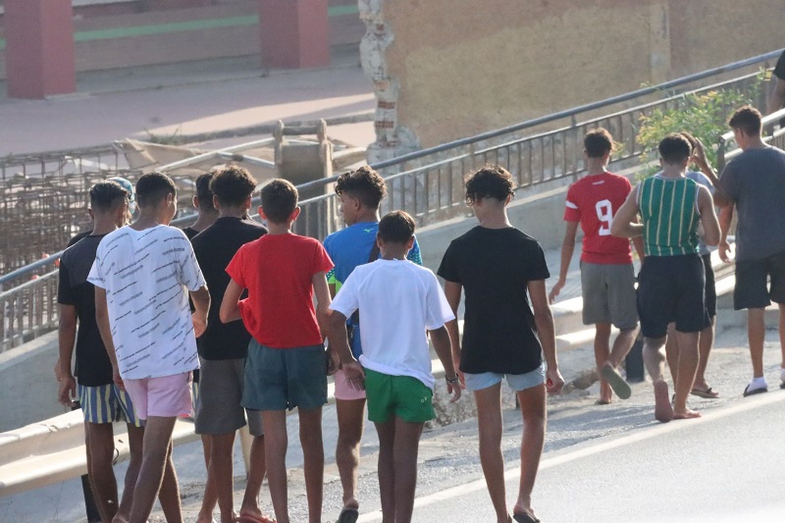 Un grupo de menores migrantes caminan por la ciudad. / FOTO REDUAN