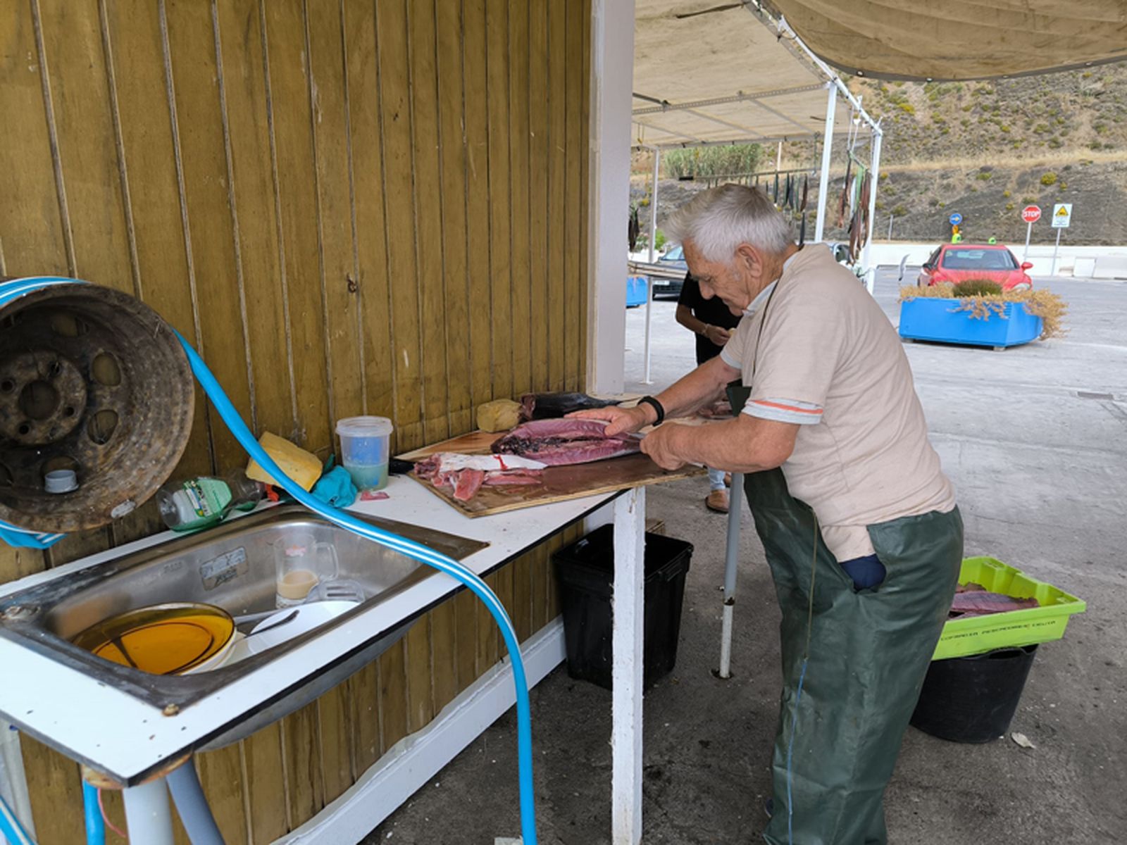 'Fai' limpiando pescado. / FOTO NICOL'S