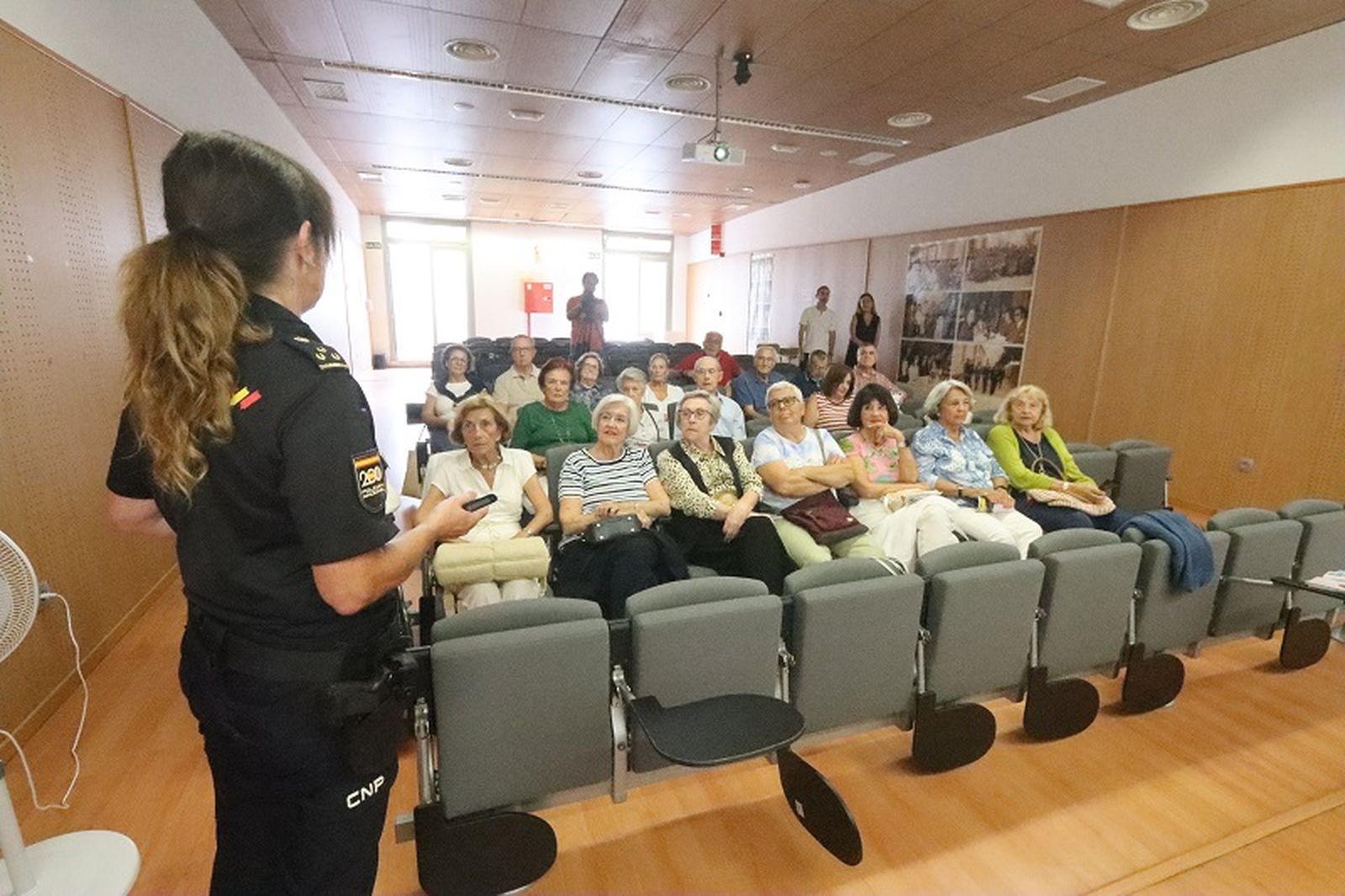 Charla sobre seguridad de los alumnos del 'Aula de Mayores' | FOTO REDUAN
