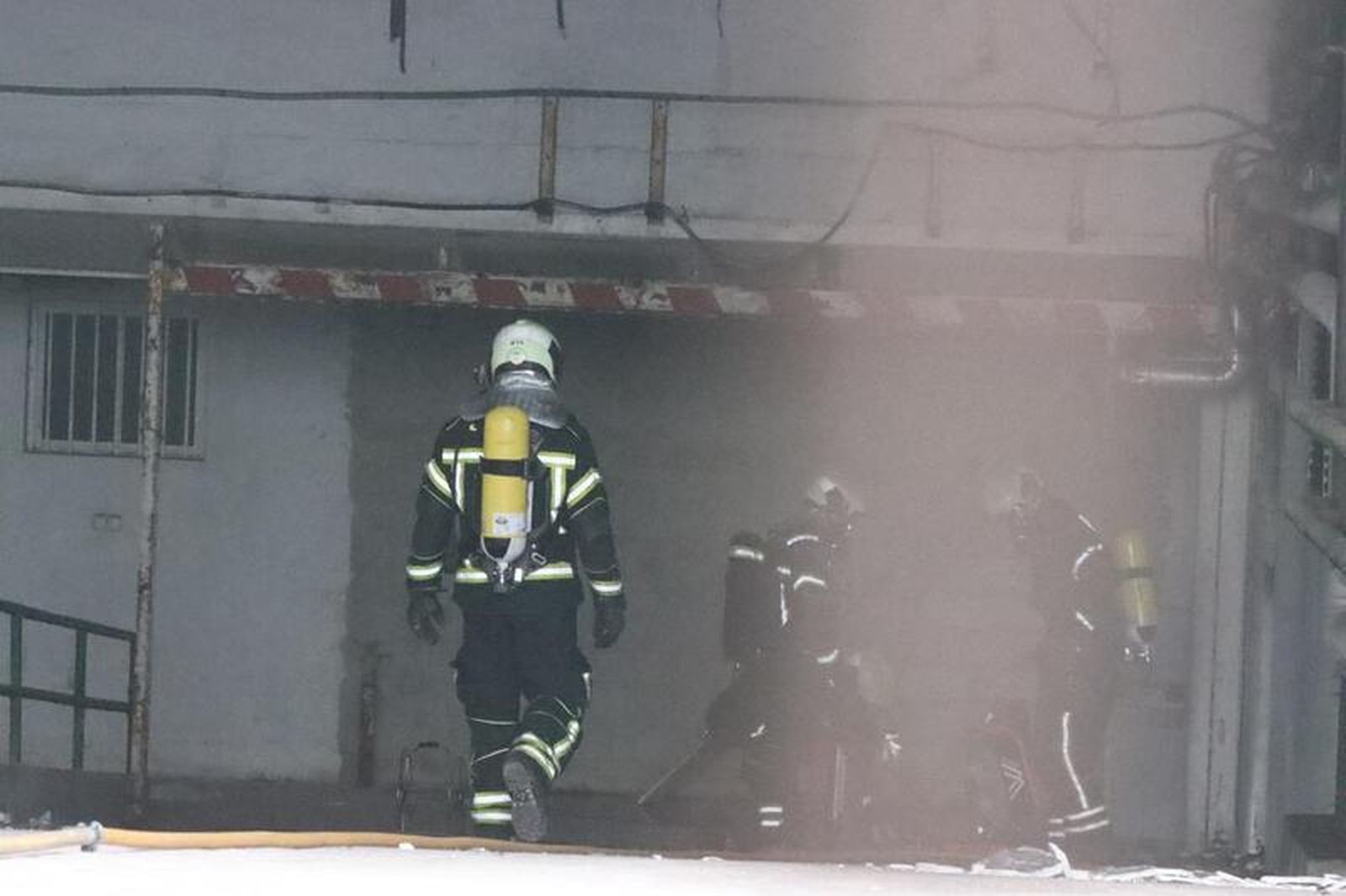 3740_bomberos-ceuta-incendio-cruz-roja-hospital-16