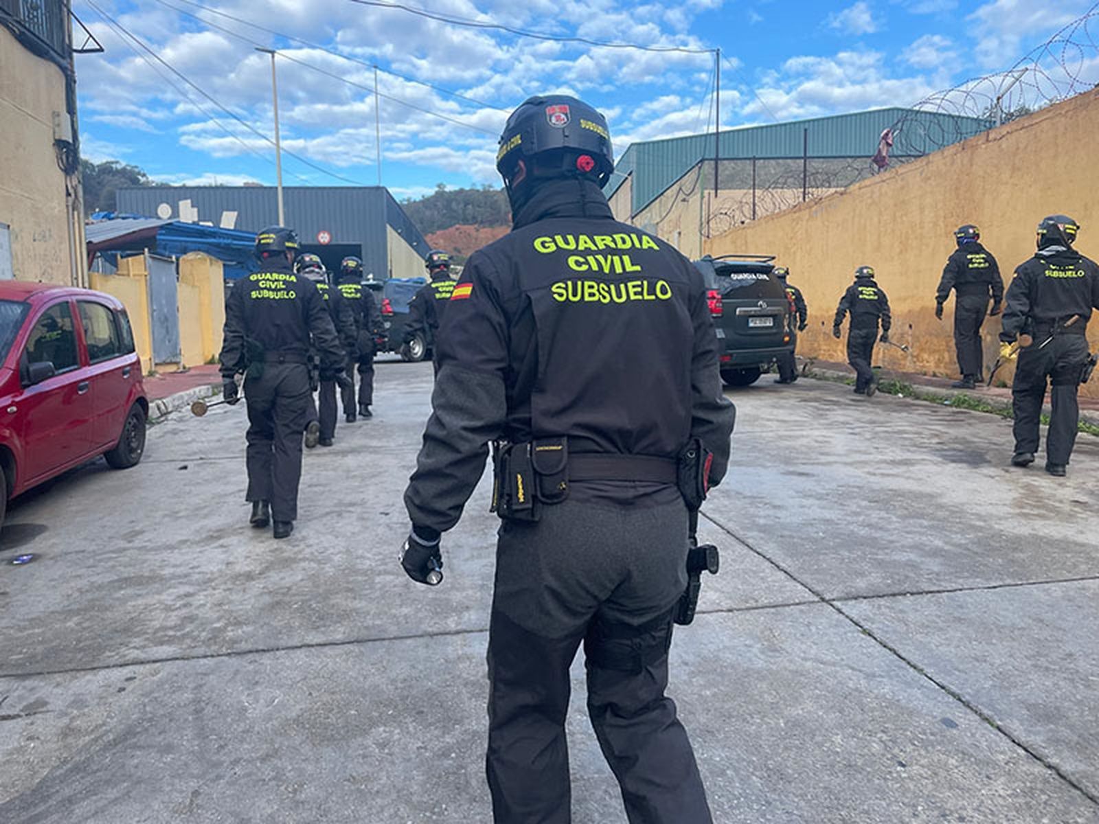 Agentes de la Unidad del Subsuelo de la Guardia Civil, desplegados en el polígono de El Tarajal/FOTO REDUAN