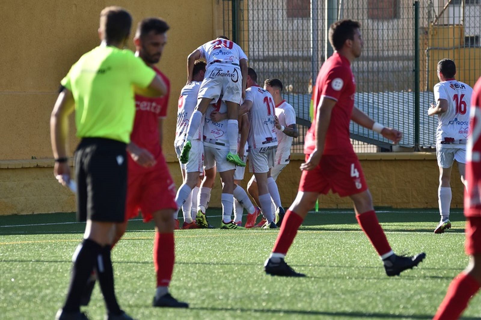 El equipo sevillano celebra el único tanto del encuentro. / FOTO NICOL’S