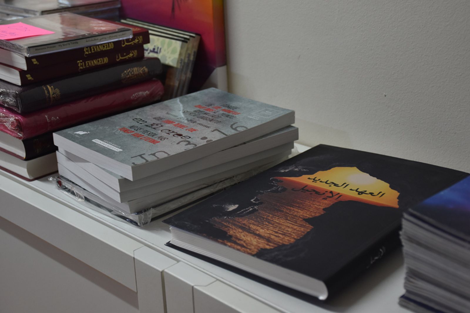 En 'Palabras de Vida' también tienen ejemplares de libros sobre cristianismo escritos en árabe. / FOTO G.S.