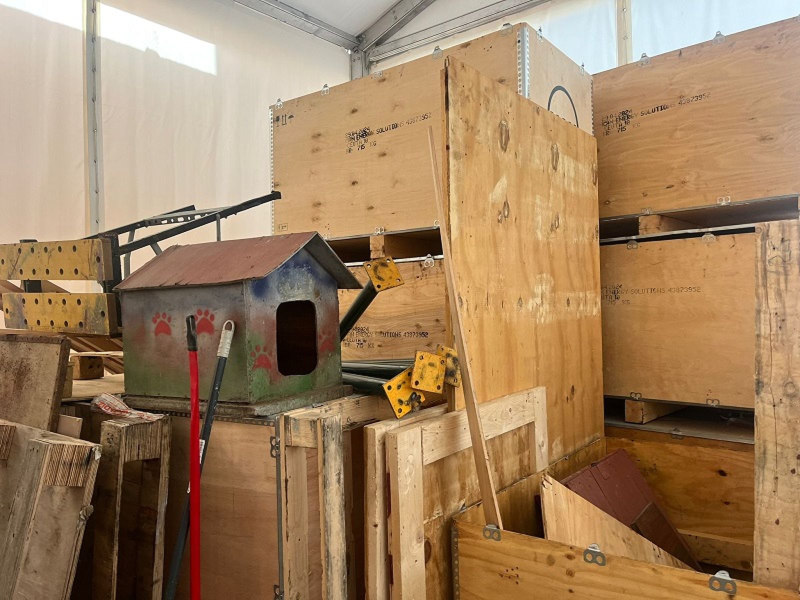 Madera que reutilizan en Endesa Ceuta y que se encuentra almacenada en la carpa. / FOTO C.L.