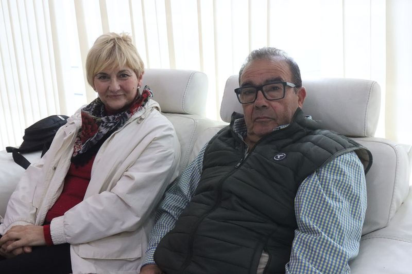 Inés Llorca y Jesús Maresco, el matrimonio que ha dado de comer a tantos ceutíes, en la redacción de El Pueblo de Ceuta./ FOTO REDUAN