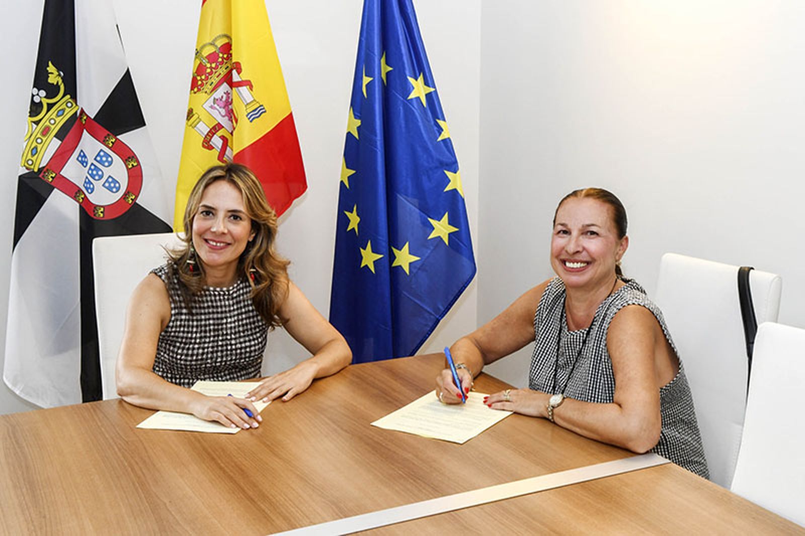 La consejera Pilar Orozco y África Lirio, durante el acto de firma del convenio/FOTO CEDIDA