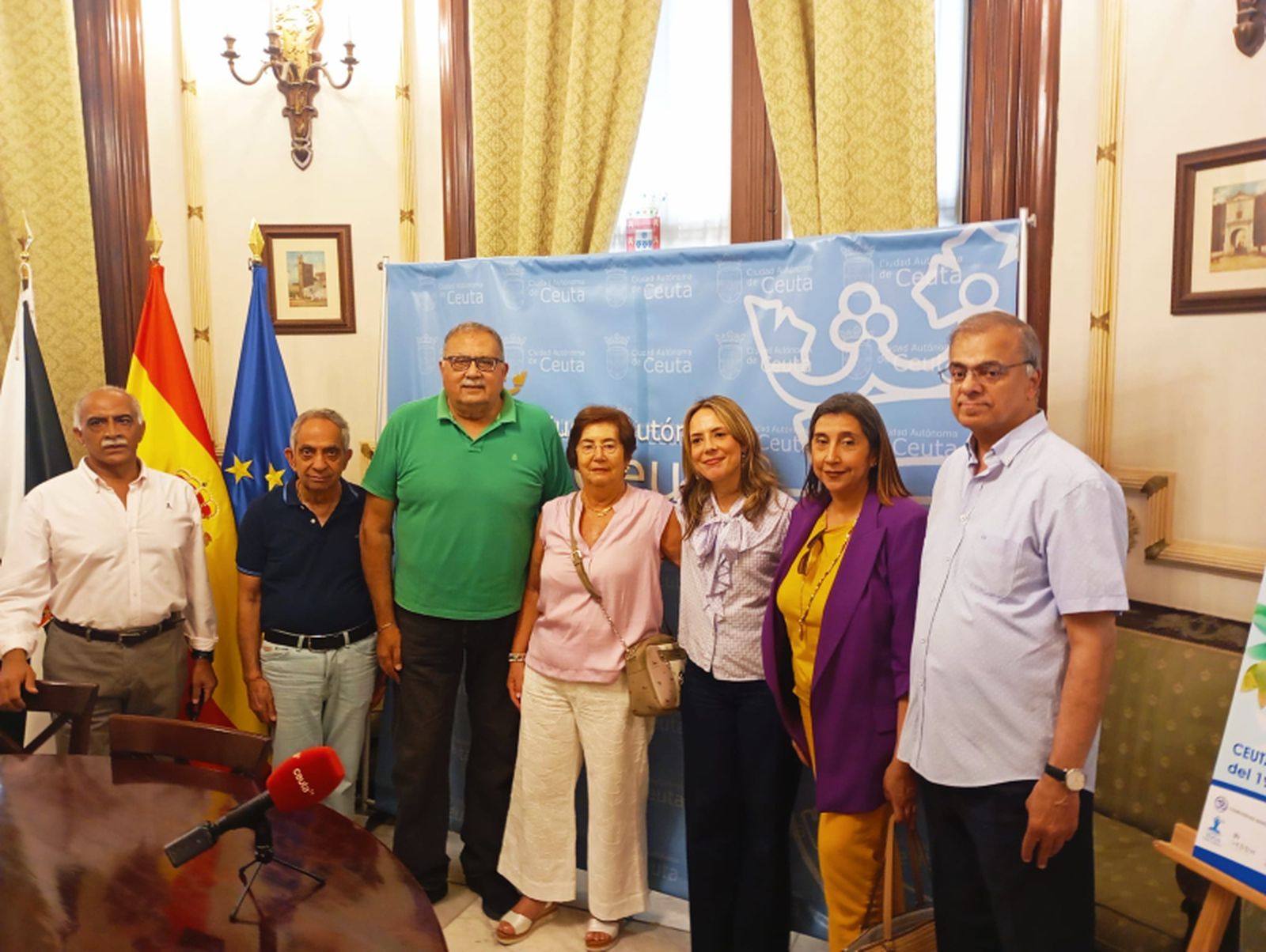 Foto de familia tras la presentación de los eventos / Coronado