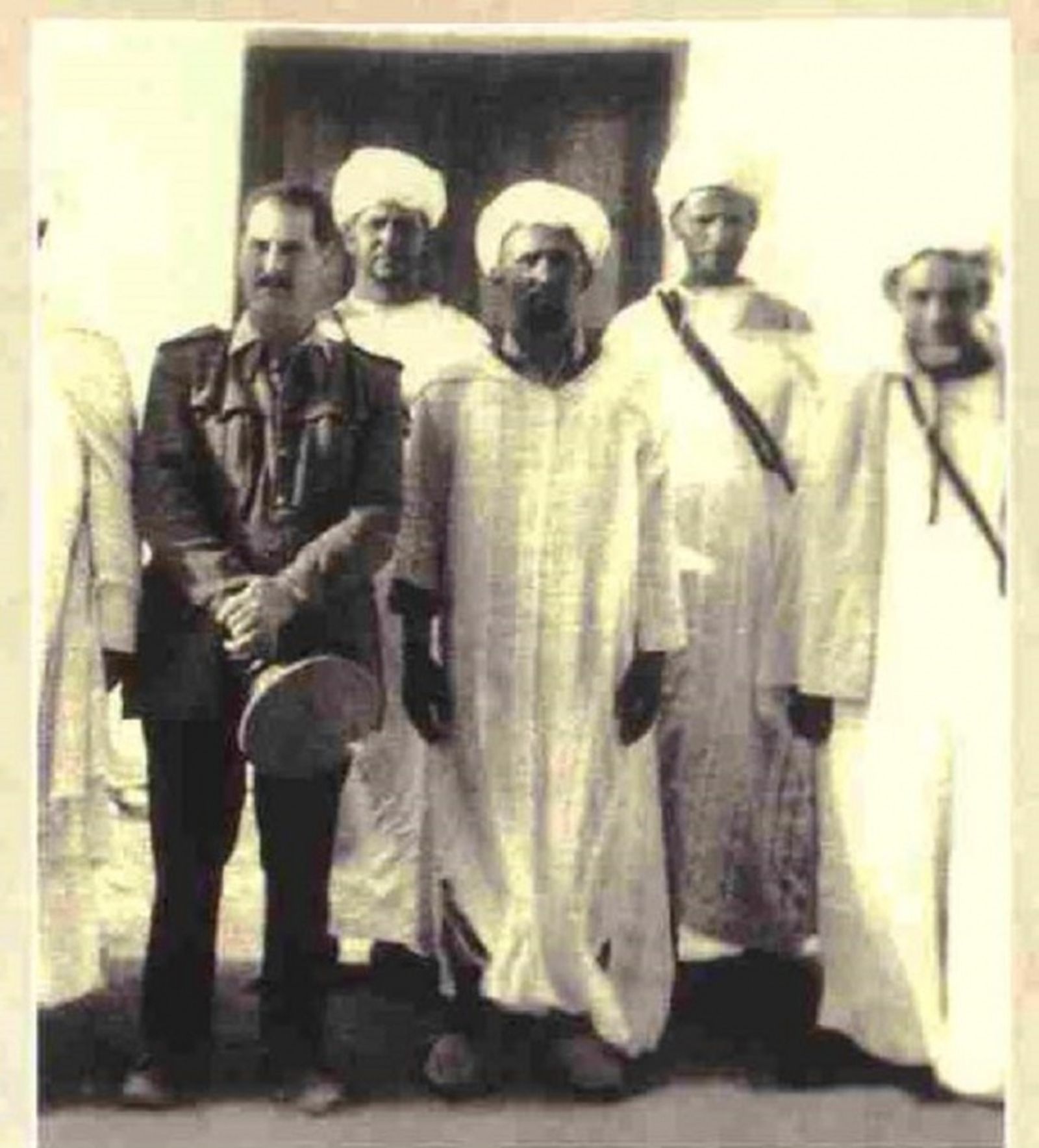 4157_coronel-capaz-con-los-principales-jefes-de-tribu-de-ifni-atlas-ilustrado-ifni-sahara-guinea-emilio-marin-ferrer