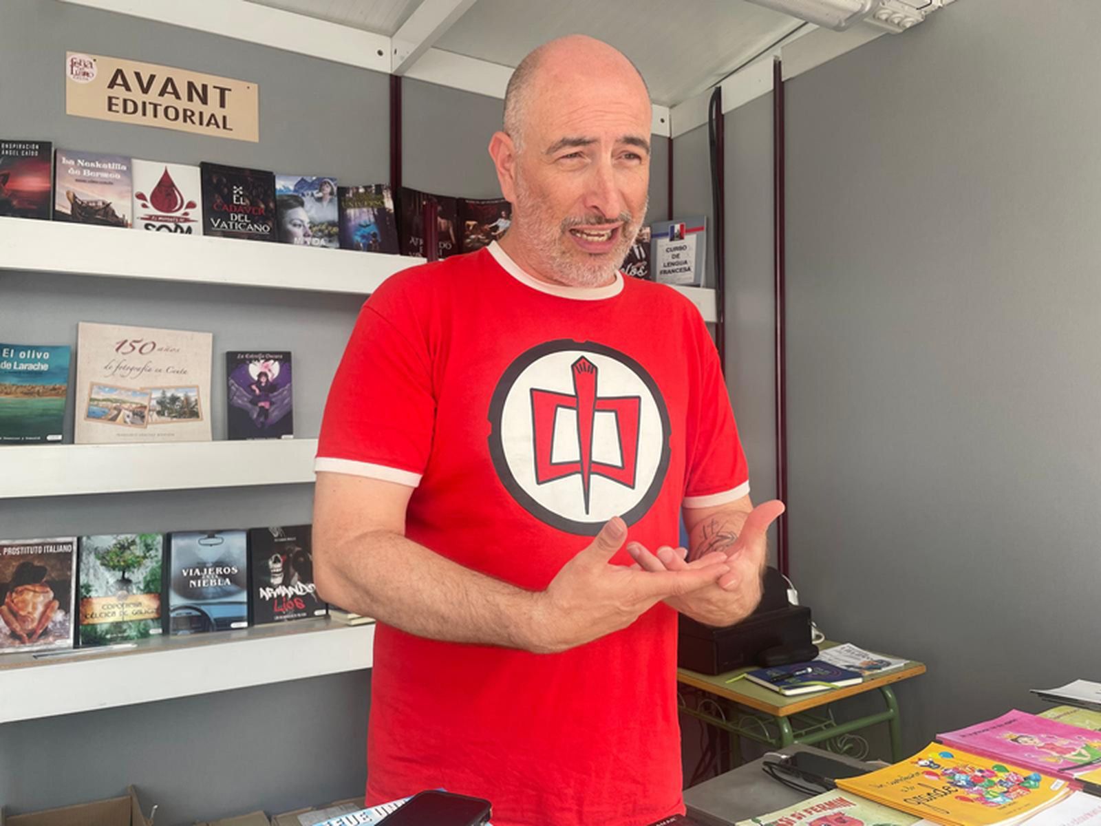 El editor de Avant Editorial, Ezequiel Teodoro, este viernes en la Feria del Libro de Ceuta. / FOTO REDUAN