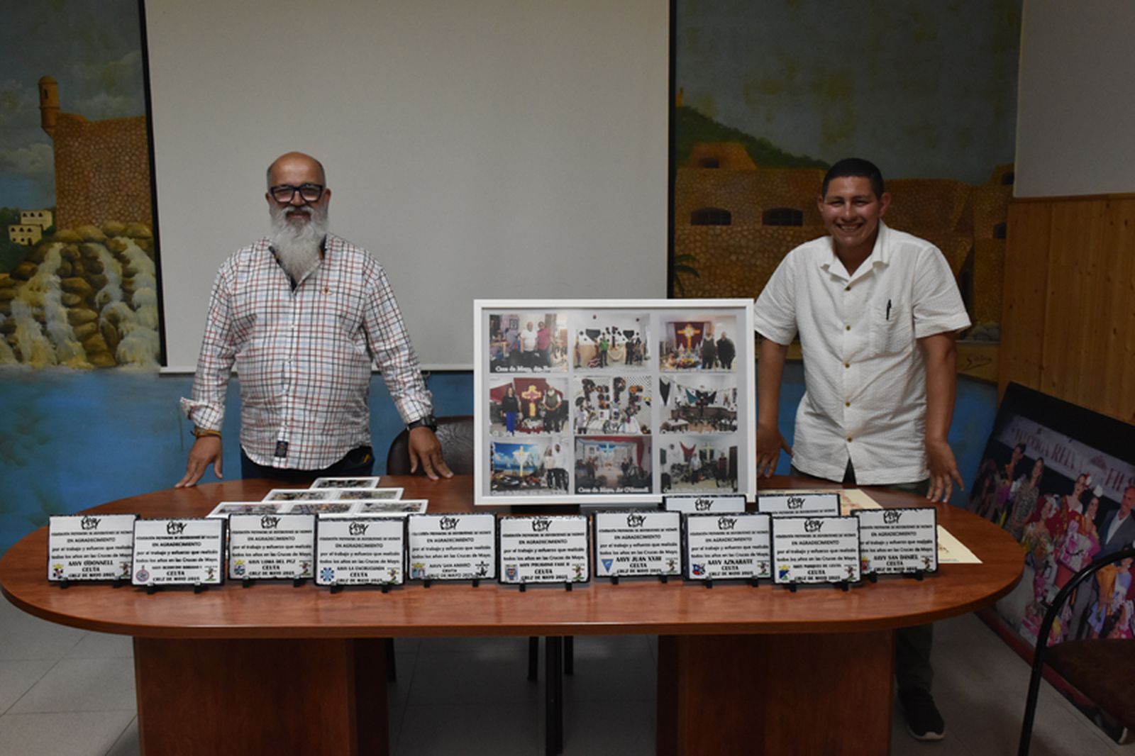 Placas para los ganadores y participantes en los dos concursos de Cruces de Mayo. / FOTO NICOL´S