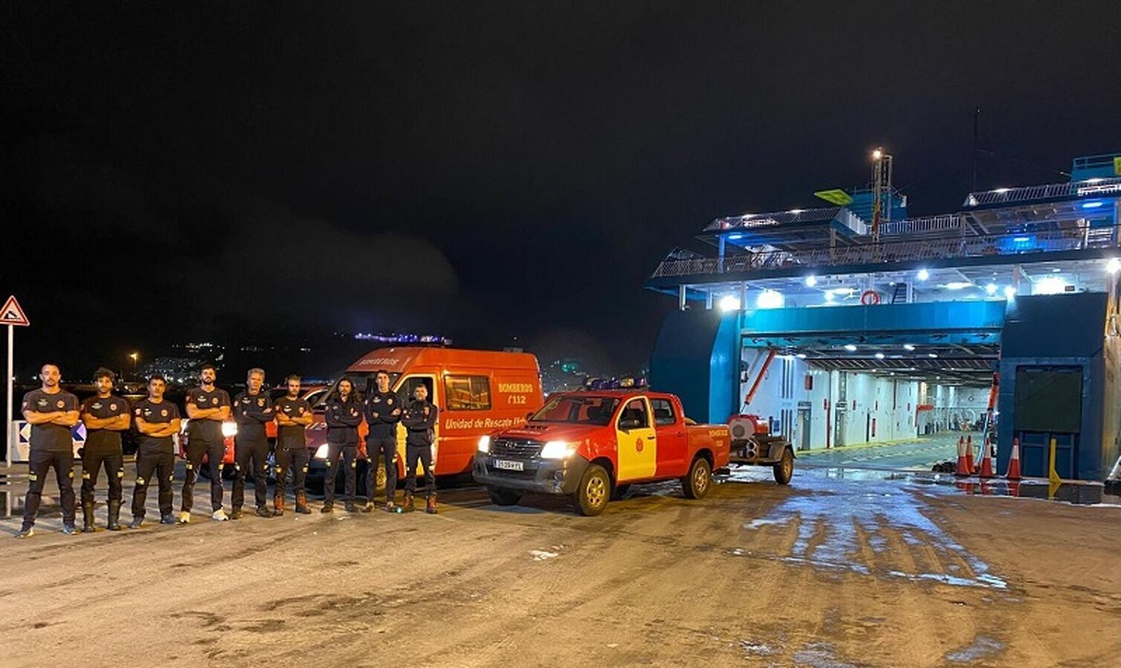 Equipo de bomberos de Ceuta embarcando anoche en un buque de Baleària destino a Valencia | FOTO CEDIDA