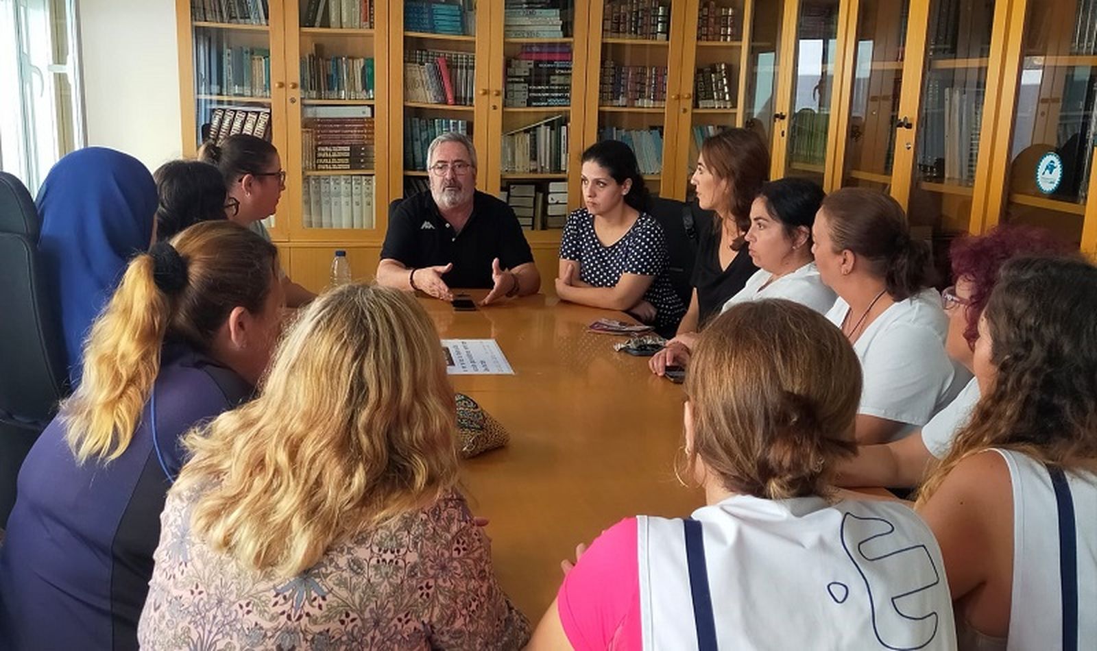El secretario general de CCOO, Emilio Postigo, y la responsable de Acción Sindical, Claudia González, durante la reunión mantenida con trabajadoras de Clece. / FOTO CEDIDA