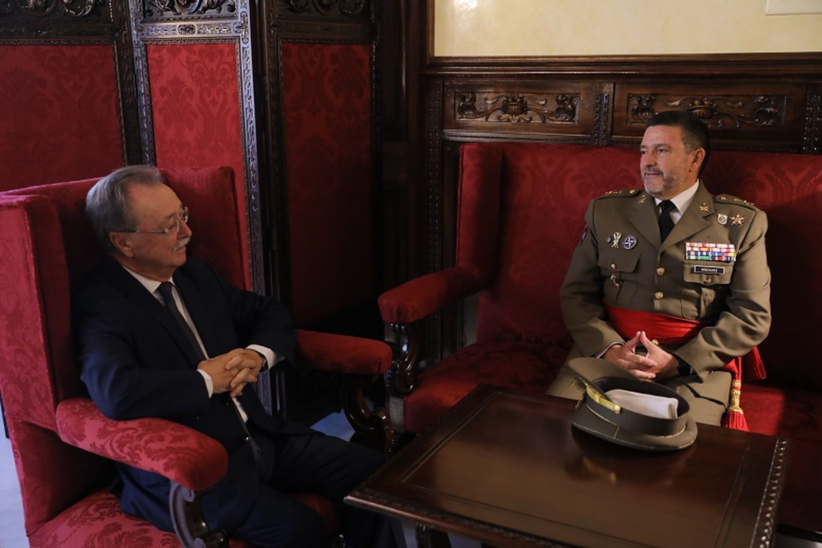 Juan Vivas, presidente de la Ciudad y José Gonzálvez Valle, nuevo segundo jefe de la Comgeceu | FOTO CEDIDA