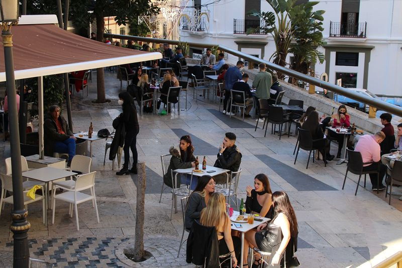 Gente tomando algo en una terraza de Ceuta. / FOTO EL PUEBLO