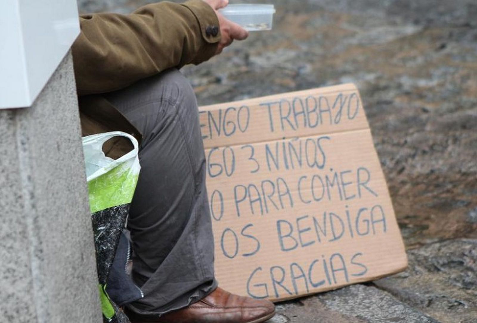 Un sinhogar pide en la calle/ FOTO EL PUEBLO