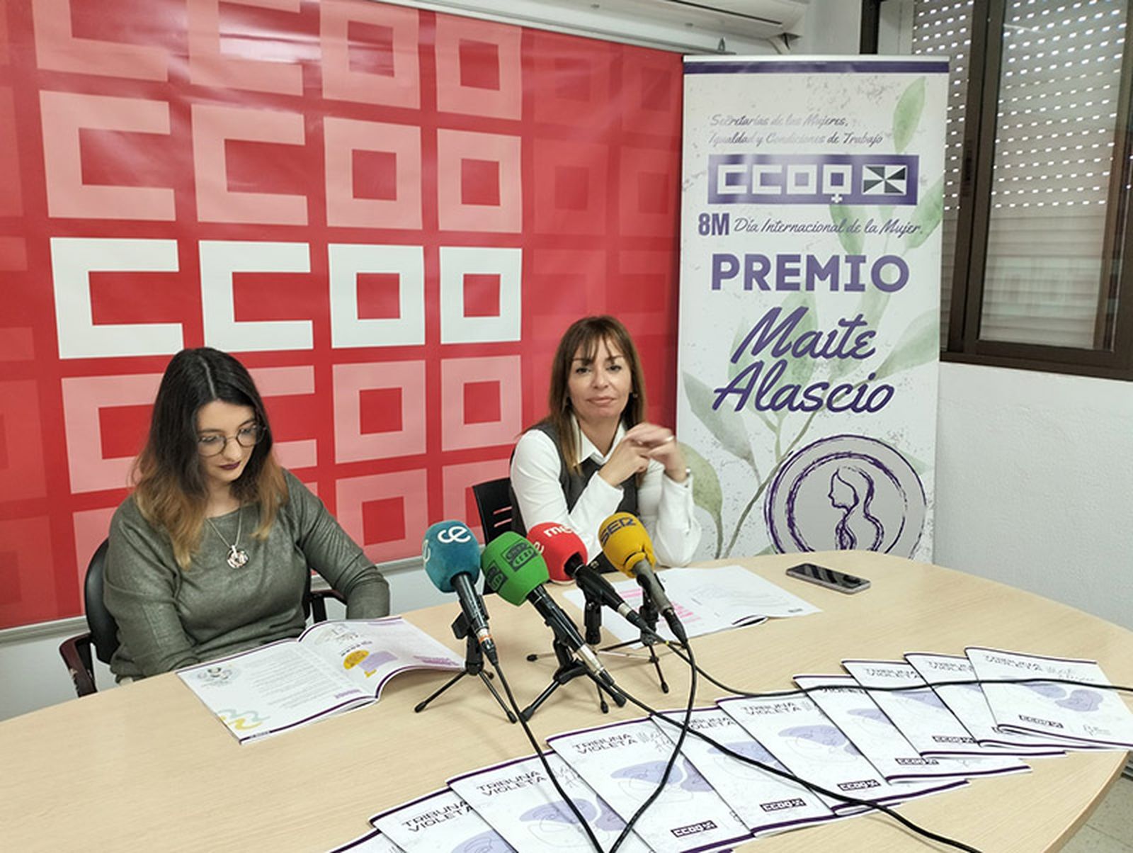 Las sindicalistas Begoña Hernando y Yolanda Díaz, durante la rueda de prensa ofrecida hoy/FOTO EL PUEBLO